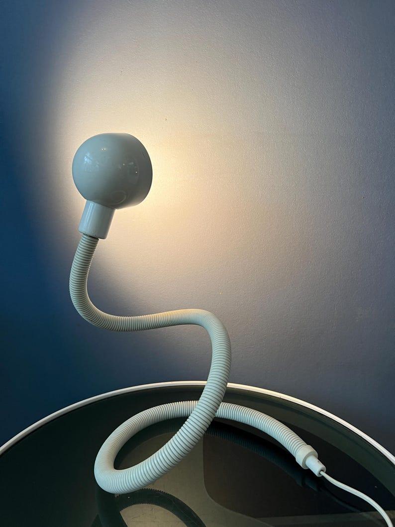 Lampada da tavolo Hebi 'snake' incredibilmente flessibile di Isao Hosoe per Valenti Luce. Il braccio del serpente bianco può essere posizionato in qualsiasi modo desiderato. La lampada è realizzata in metallo e plastica (lo strato esterno del