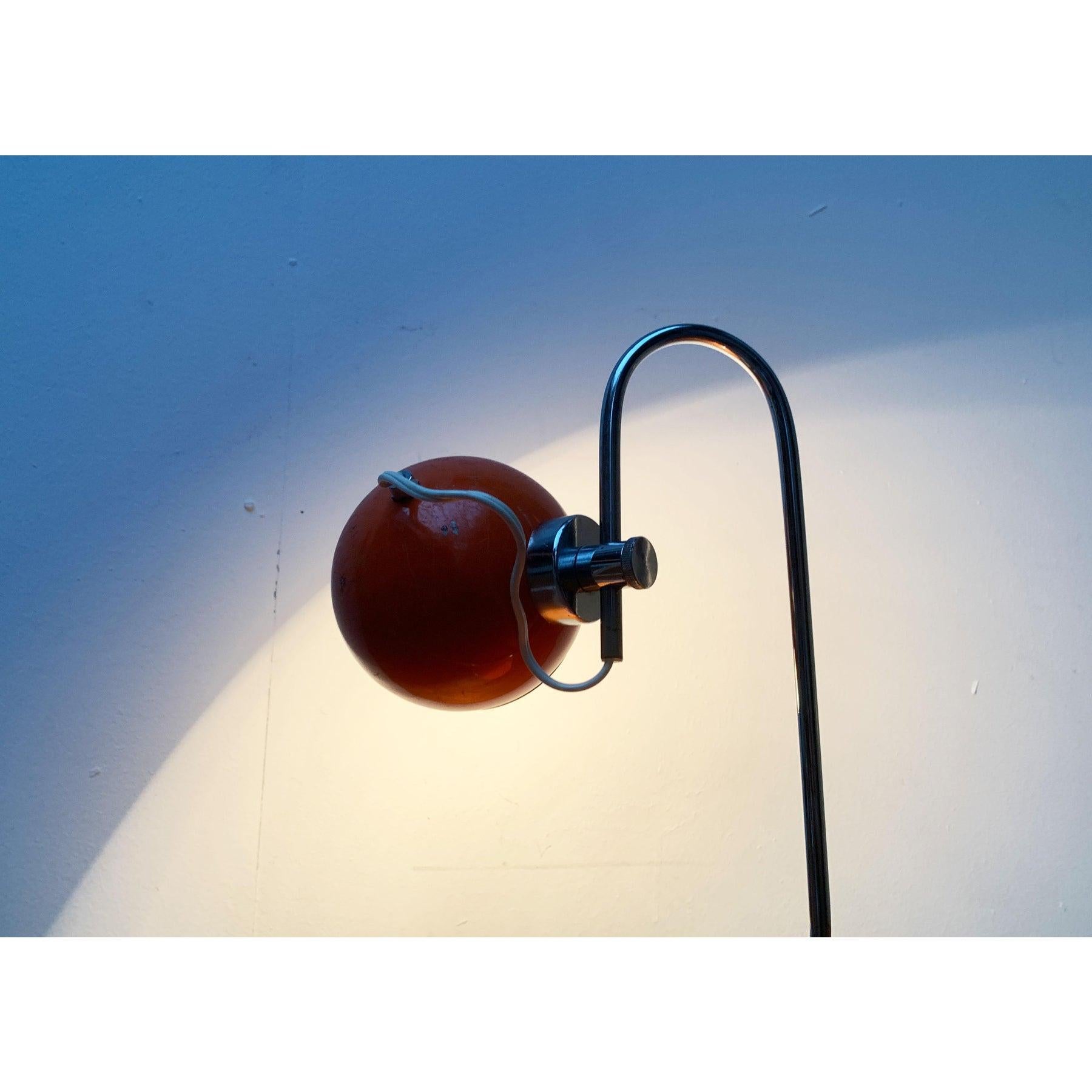 Lampe de table de l'ère spatiale avec réflecteur en forme de boule sur support magnétique.

Un détail frappant de ce luminaire est sa tête sphérique. Celui-ci est maintenu par un aimant et peut être aligné de manière très flexible. La tête est de