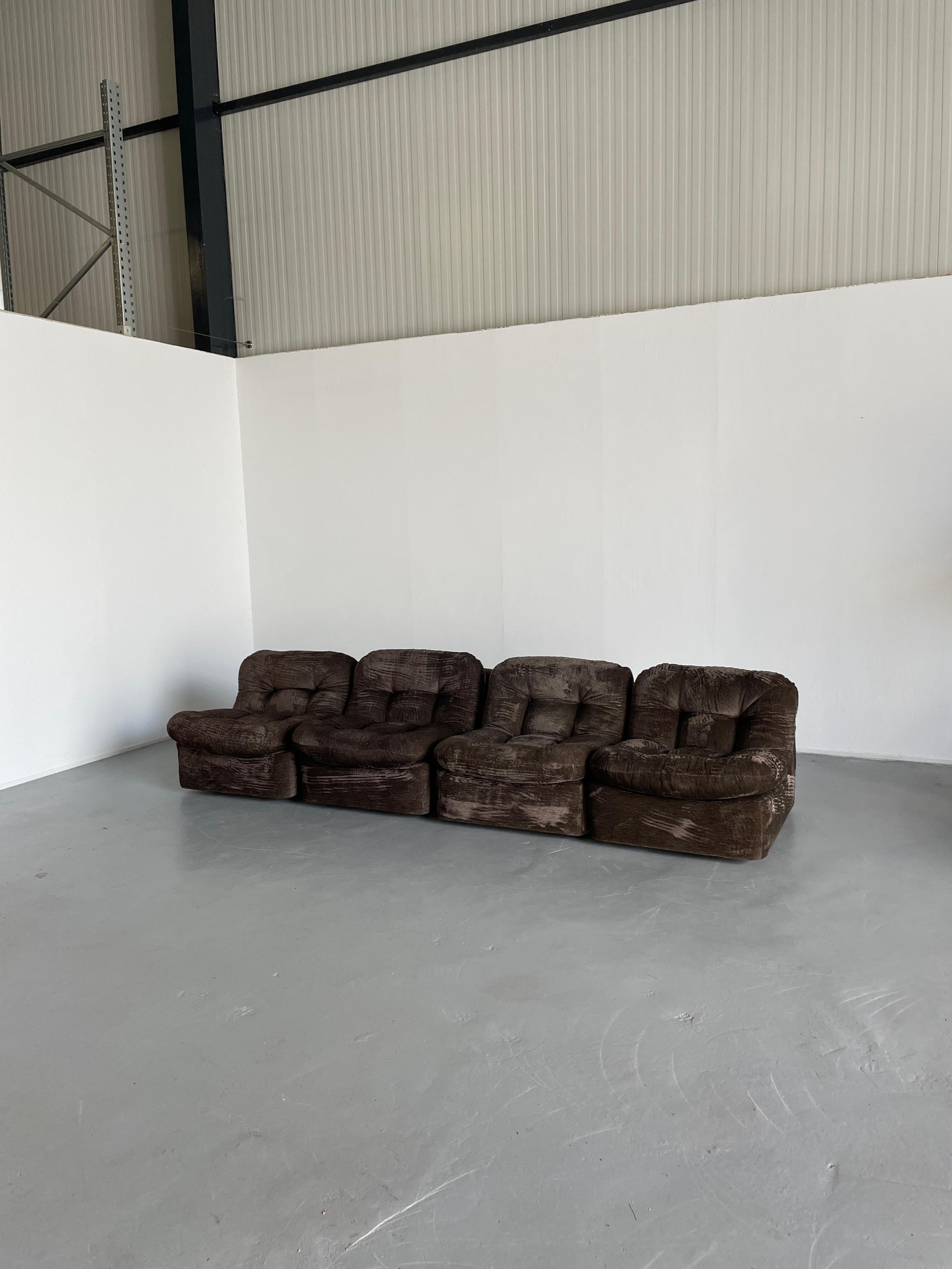 A beautiful four-part Mid-Century-Modern modular sofa in the style of Rino Maturi designed modular sofas, in original brown velvet upholstery.

A vintage Italian production, sourced from the original owners, bought in 1976./77.

Overall in excellent