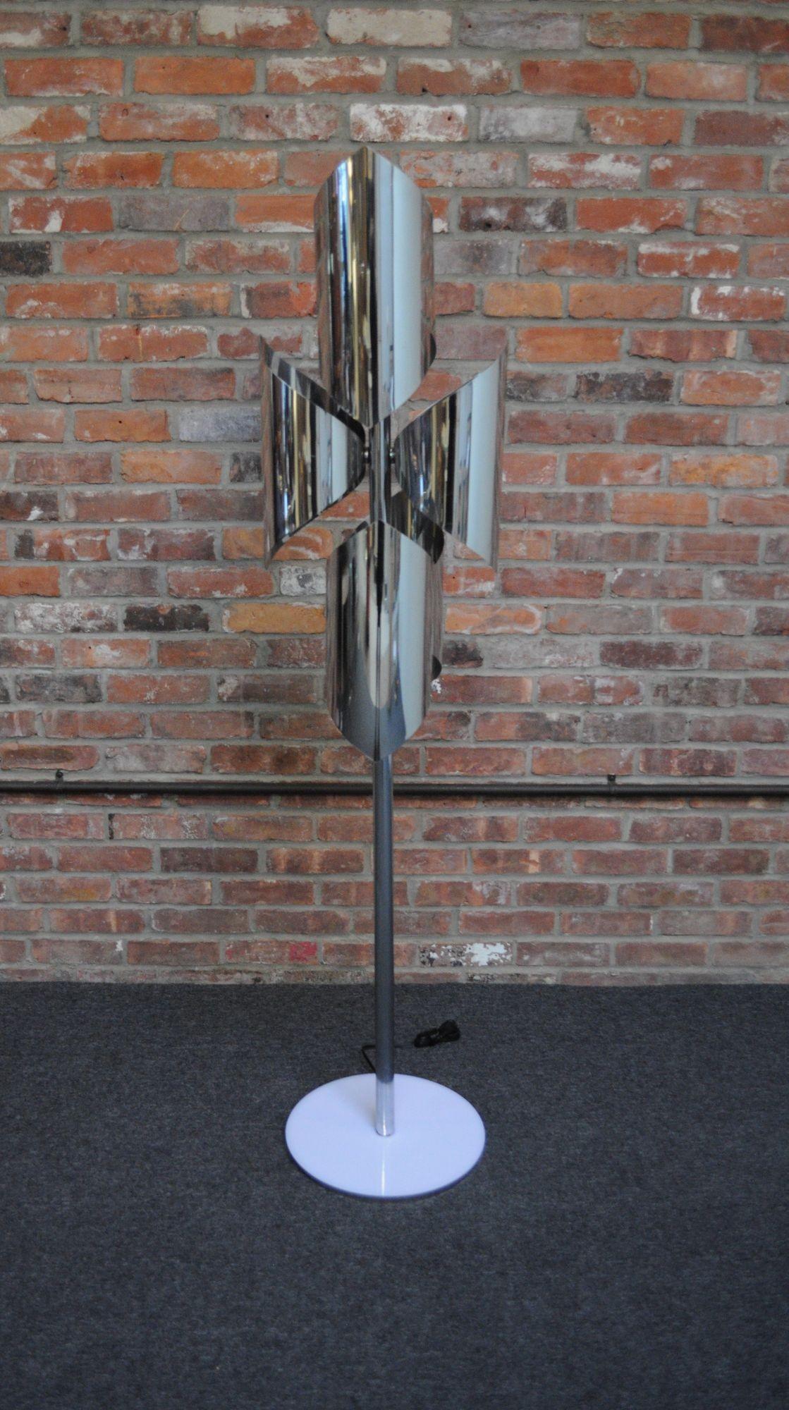 Vintage Italian Space Age Sculptural Chrome and Acrylic Floor Lamp For Sale 9