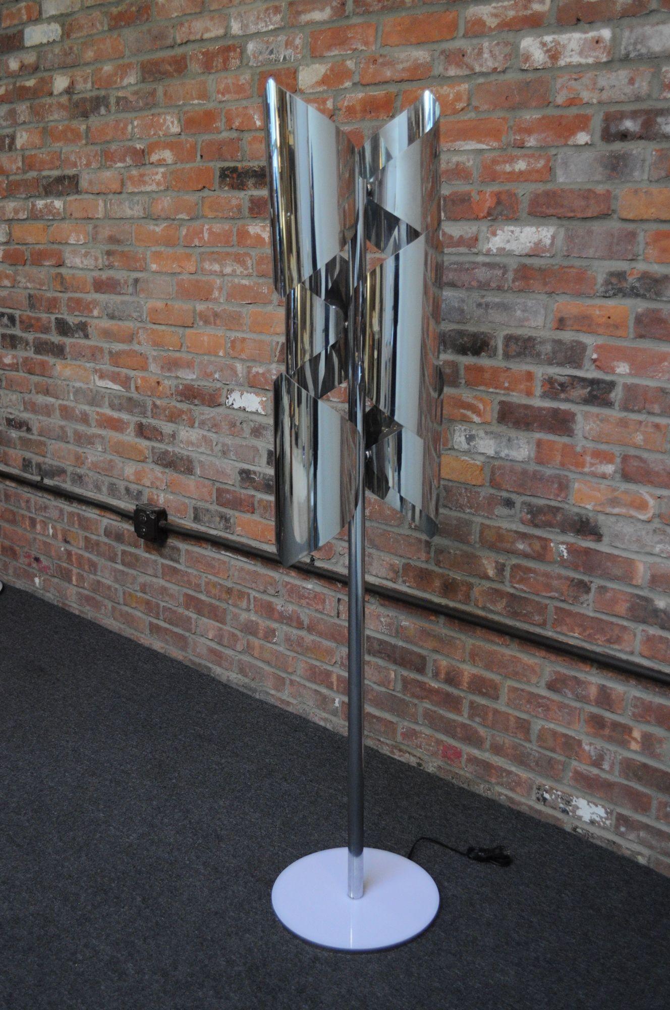 Impressive Italian Space Age-Style chromed-metal floor lamp (ca. 1960s, Italy).
Composed of six shaped chrome fixtures supported by a dense chromed-metal stem and round white acrylic base. (Acrylic disc was likely a later addition added to conceal