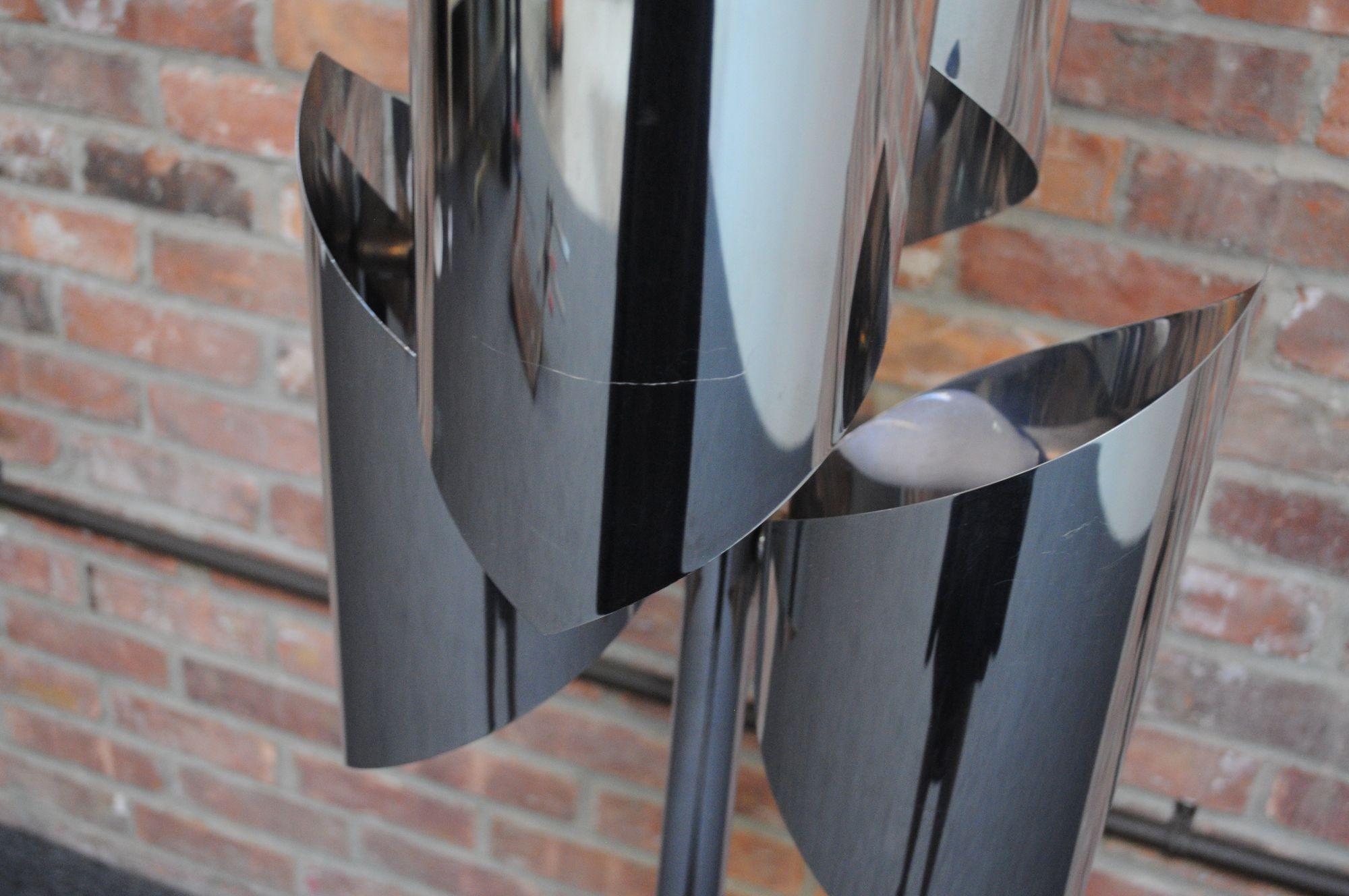 Chrome Lampadaire italien sculptural de l'ère spatiale chromé et acrylique en vente