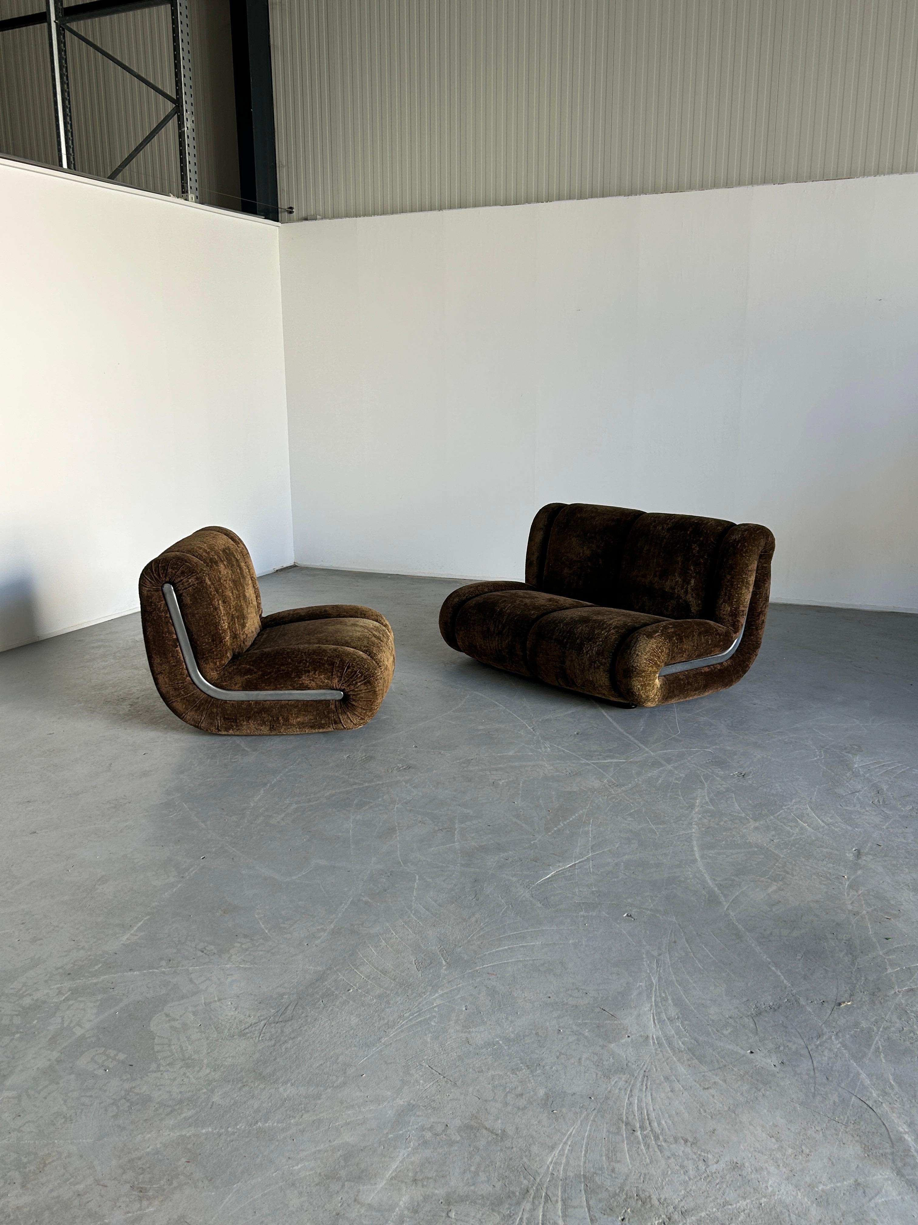 A beautiful two-part Mid-Century-Modern modular seating set, attributed to Claudio Vagnoni for 1P Italy.
Late 1960s production.
Foam and metal construction, thick velvet upholstery.

In excellent vintage condition with minimal expected signs of age,