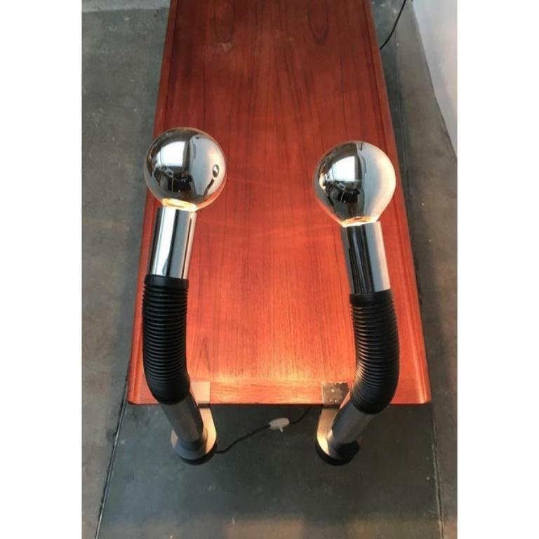 Lampes de table Space AGE de Targetti Sankey en chrome.

La tête du Luminaire est mobile. Au bout, une simple assise E27. En particulier le contraste entre l'élément de tuyau noir avec la structure nervurée et la surface chromée lisse du corps du
