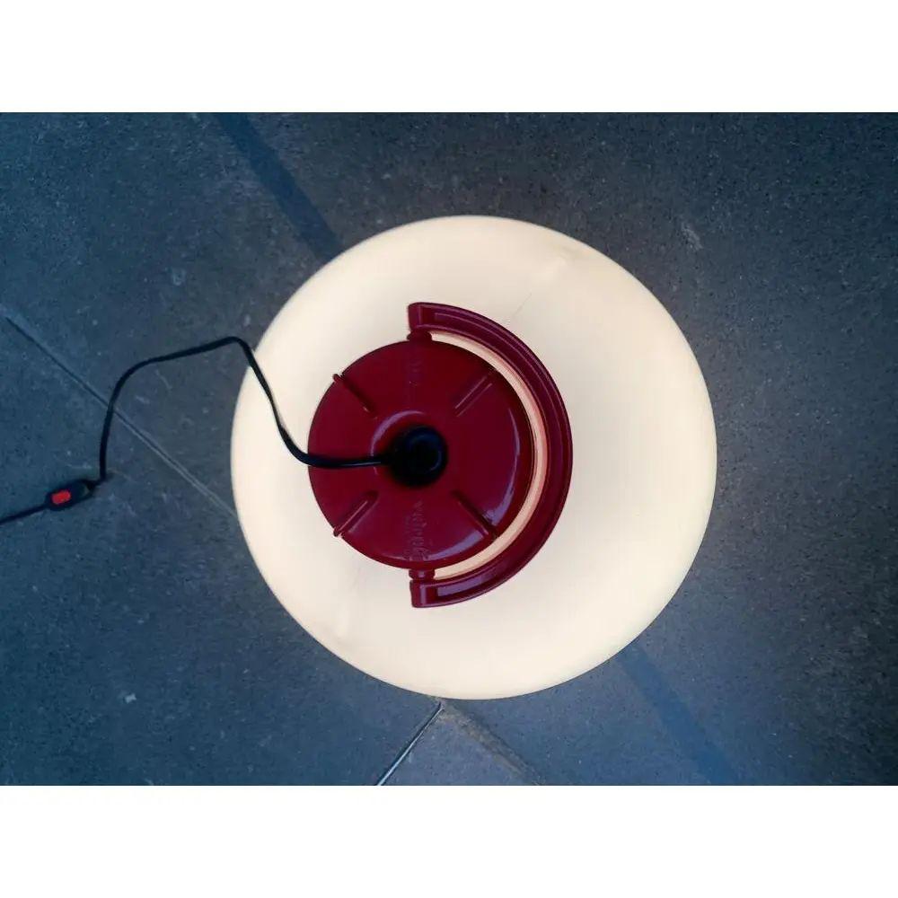 Valenti Tama lampadaire de Valenti d'après un design du designer japonais Isao Hosoe. Il s'agit ici de la version rare avec la capote rouge.

Un classique de Valenti Italy, qui peut être utilisé comme lampe sur pied, lampadaire, suspension ou lampe