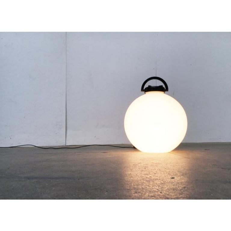 Valenti Tama lamp by Japanese designer Isao Hosoe.

A classic from Valenti Italy as a floor, floor, pendant or even table lamp. Here in the version with black top. Simple sphere of plastic as a lamp body, a screw cap with handle on the top. On the