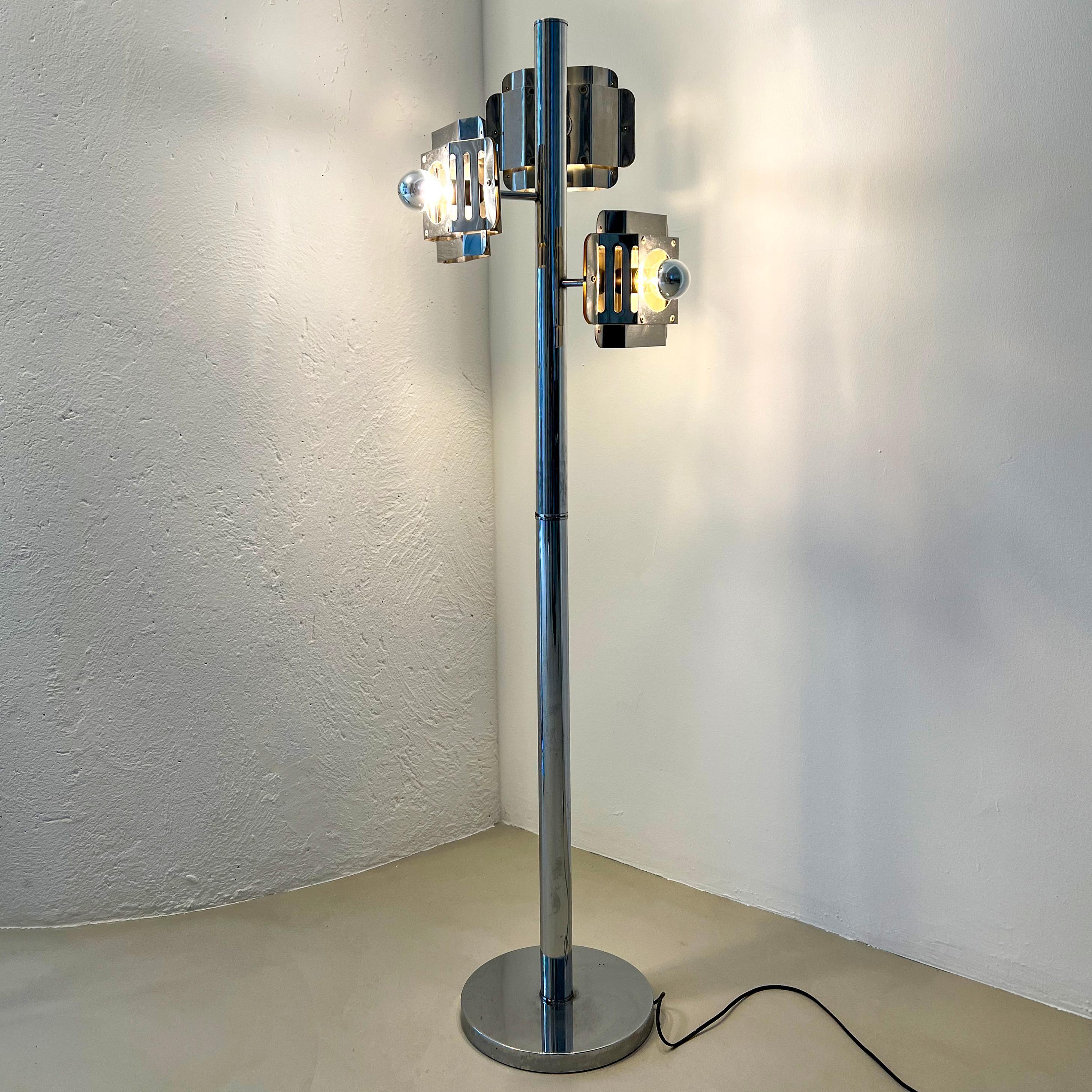 Fin du 20e siècle Lampadaire italien de l'âge des pages en métal chromé, avec abat-jour élaboré en vente