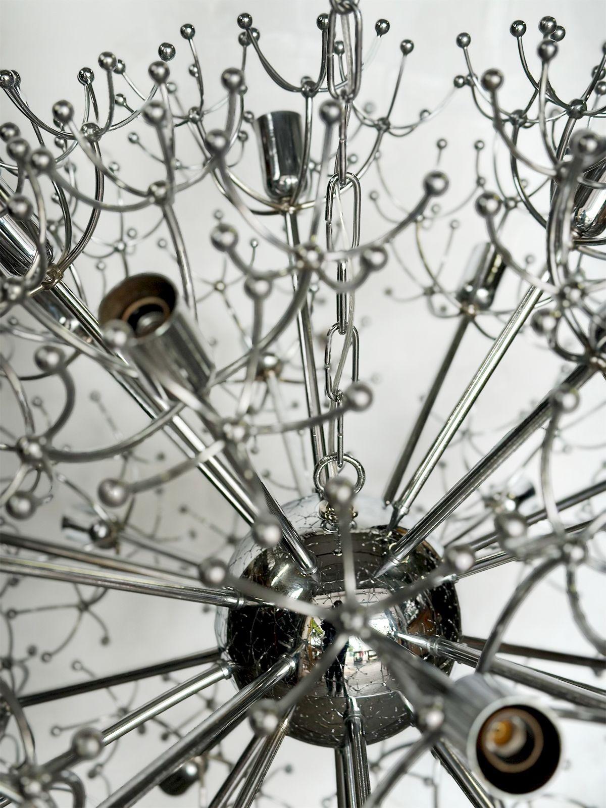 Incredibile lampadario vintage in metallo cromato con design Sputnik di Gaetano Sciolari, anni '60 circa. Consiste in una sfera centrale cromata con steli attaccati con sfere più piccole. Include 28 prese di luce. Realizzato in Italia, anni '60
