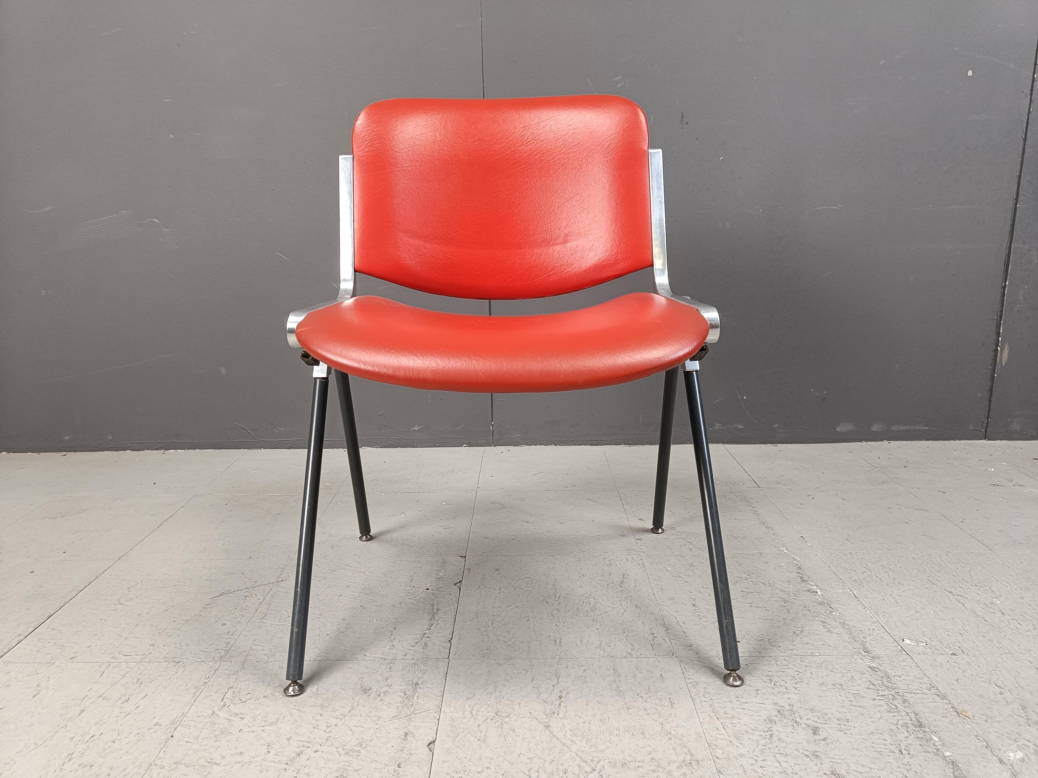 Mid century italian stackable dining chairs in the manner of Giancarlo Pirettis DSC 106 chairs.

Upholstered in red leatehrette with aluminum frames.

1970s - Italy

Dimensions:
Height: 78cm
Seat height: 45cm
Width: 54cm
Depth: 48cm

 Ref.: