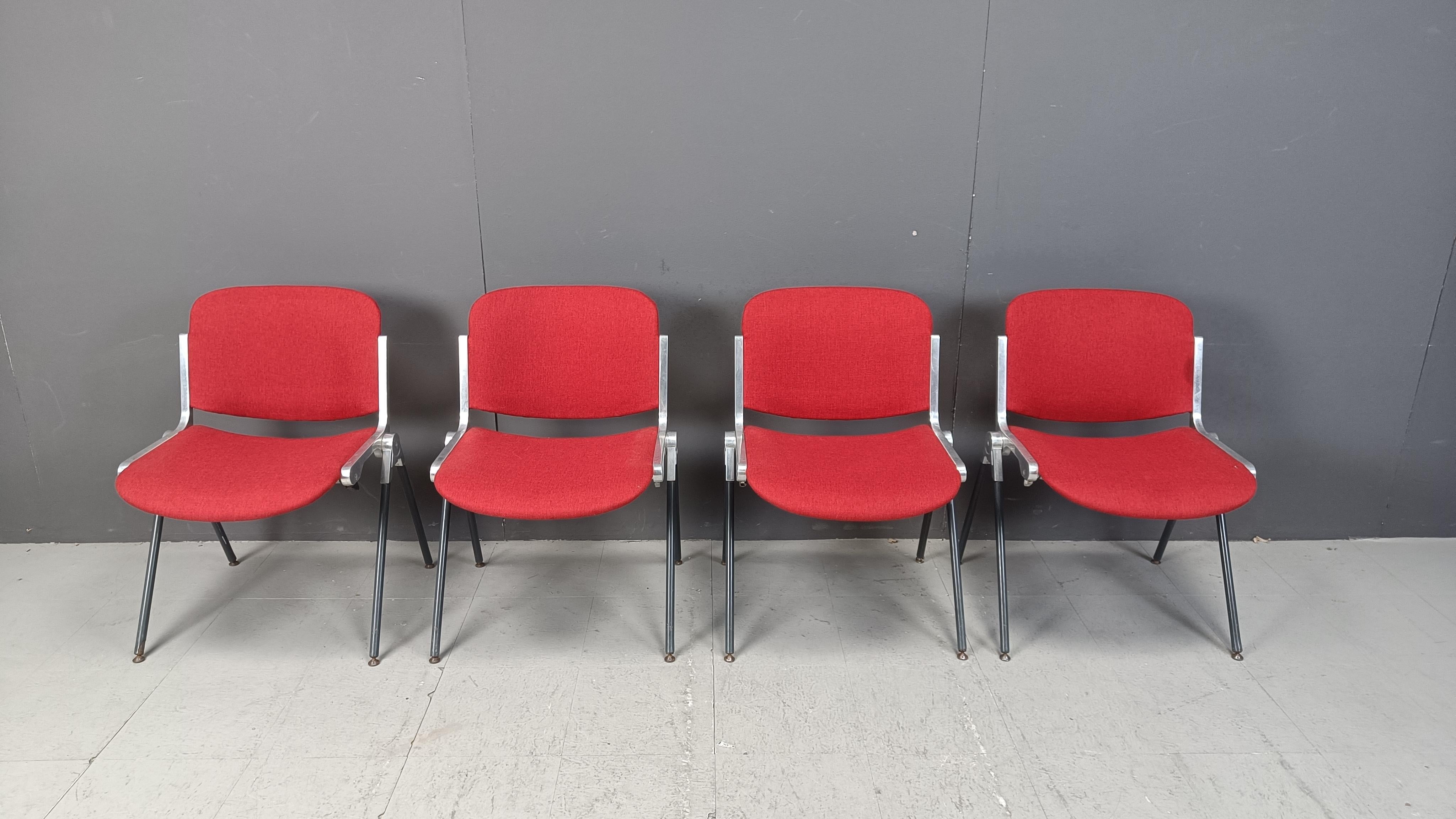  
Mid century italian stackable dining chairs in the manner of Giancarlo Pirettis DSC 106 chairs.

Reupholstered in red fabric with aluminum frames.

1970s - Italy

Dimensions:
Height: 78cm
Seat height: 45cm
Width: 54cm
Depth: 48cm

 Ref.: