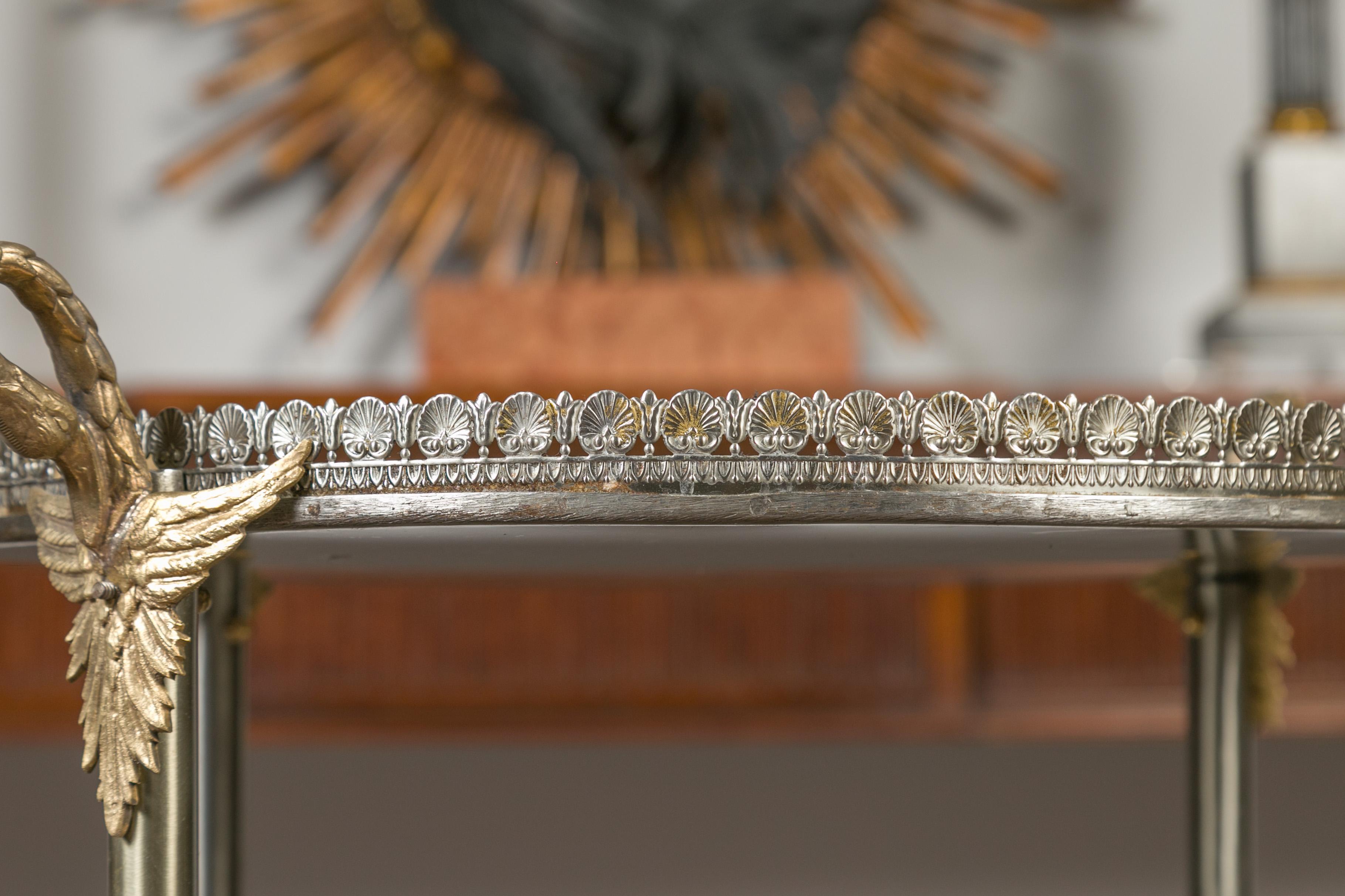 Vieille table d'appoint circulaire italienne en acier et bronze avec cols et portes en forme de cygne en vente 4
