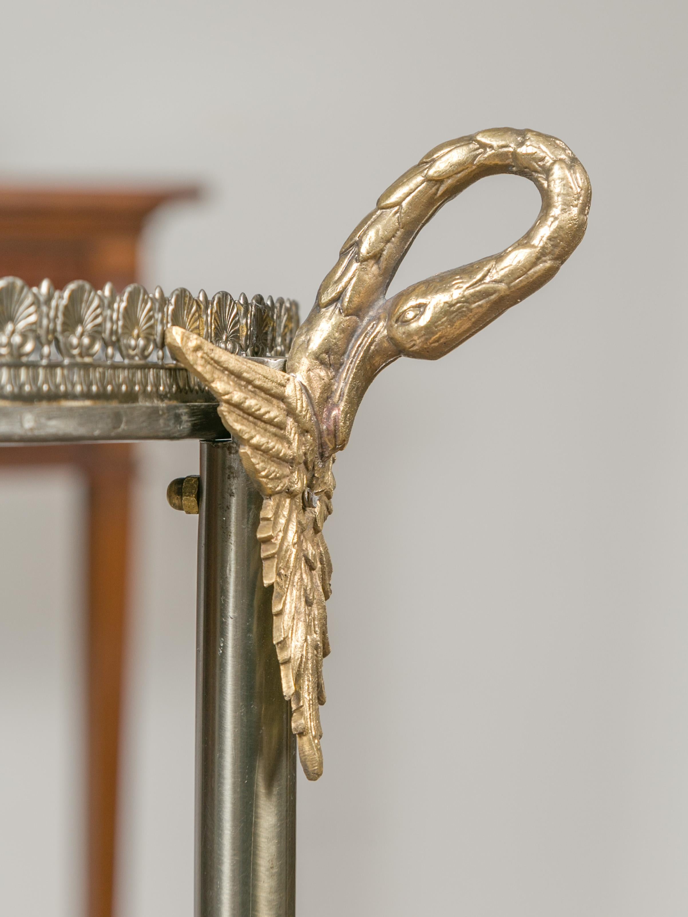 Vieille table d'appoint circulaire italienne en acier et bronze avec cols et portes en forme de cygne en vente 5
