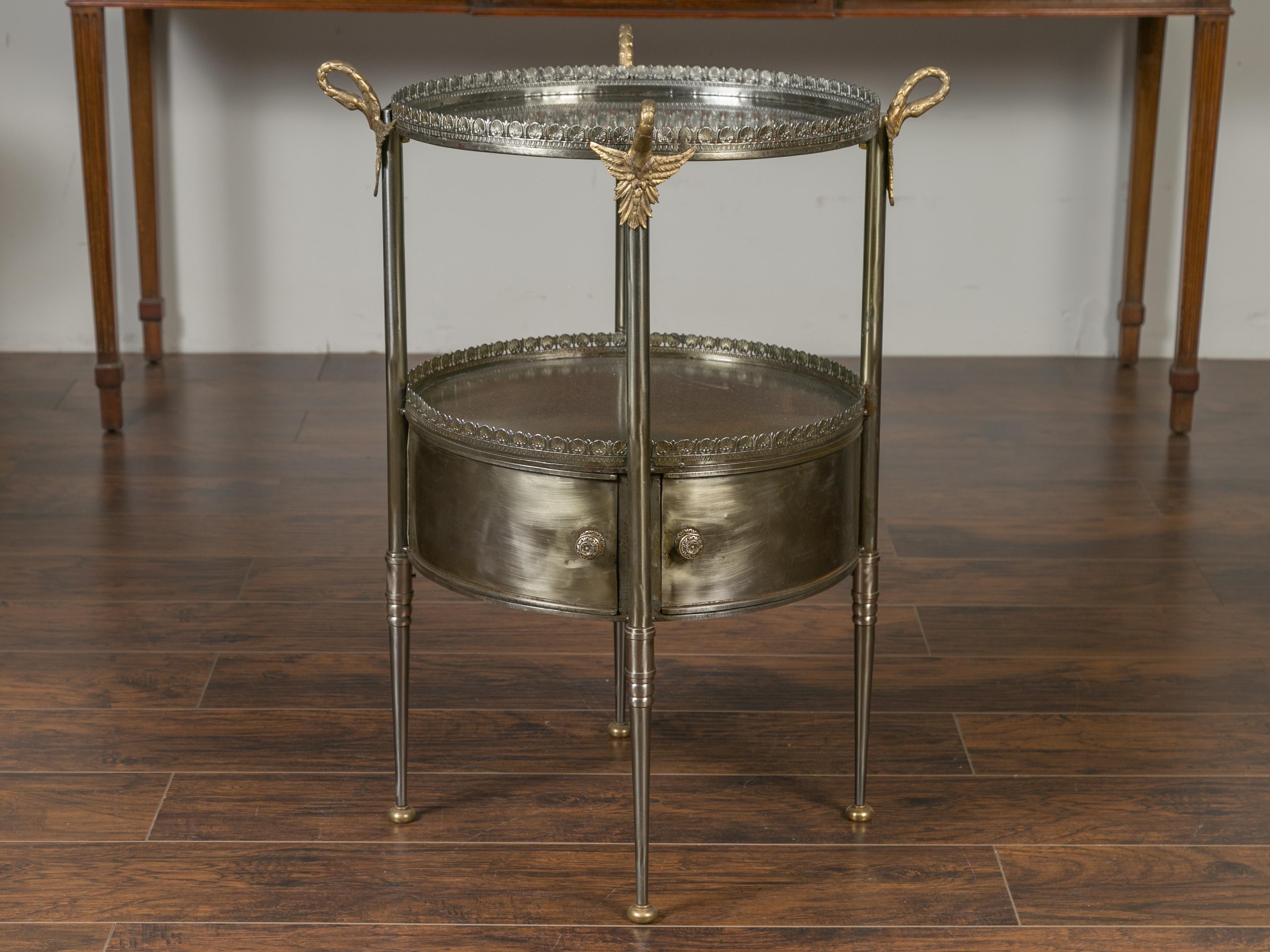 Vieille table d'appoint circulaire italienne en acier et bronze avec cols et portes en forme de cygne en vente 8