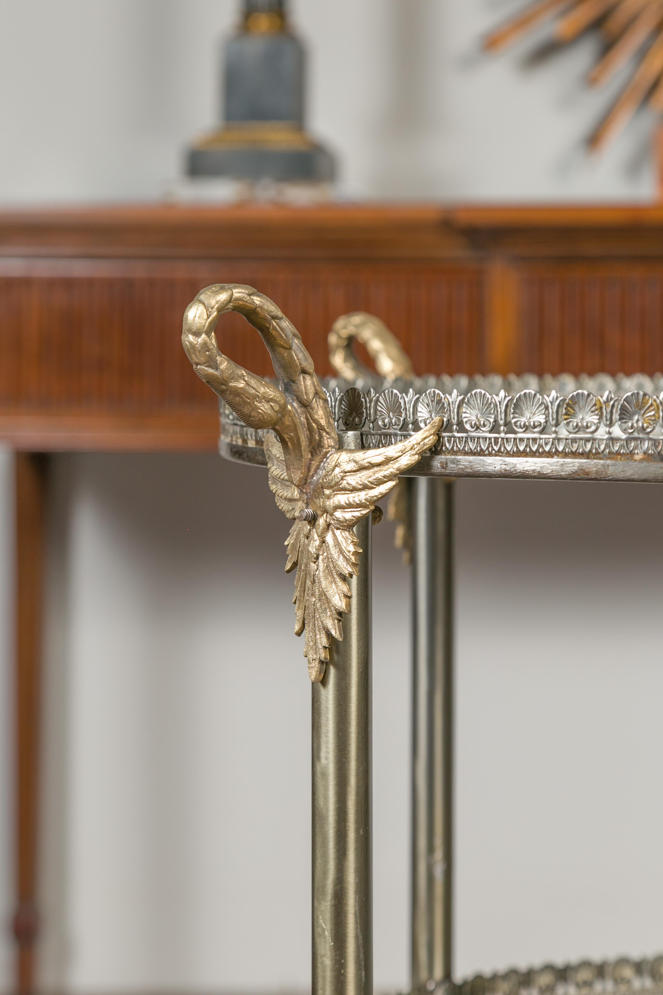 Vieille table d'appoint circulaire italienne en acier et bronze avec cols et portes en forme de cygne en vente 2