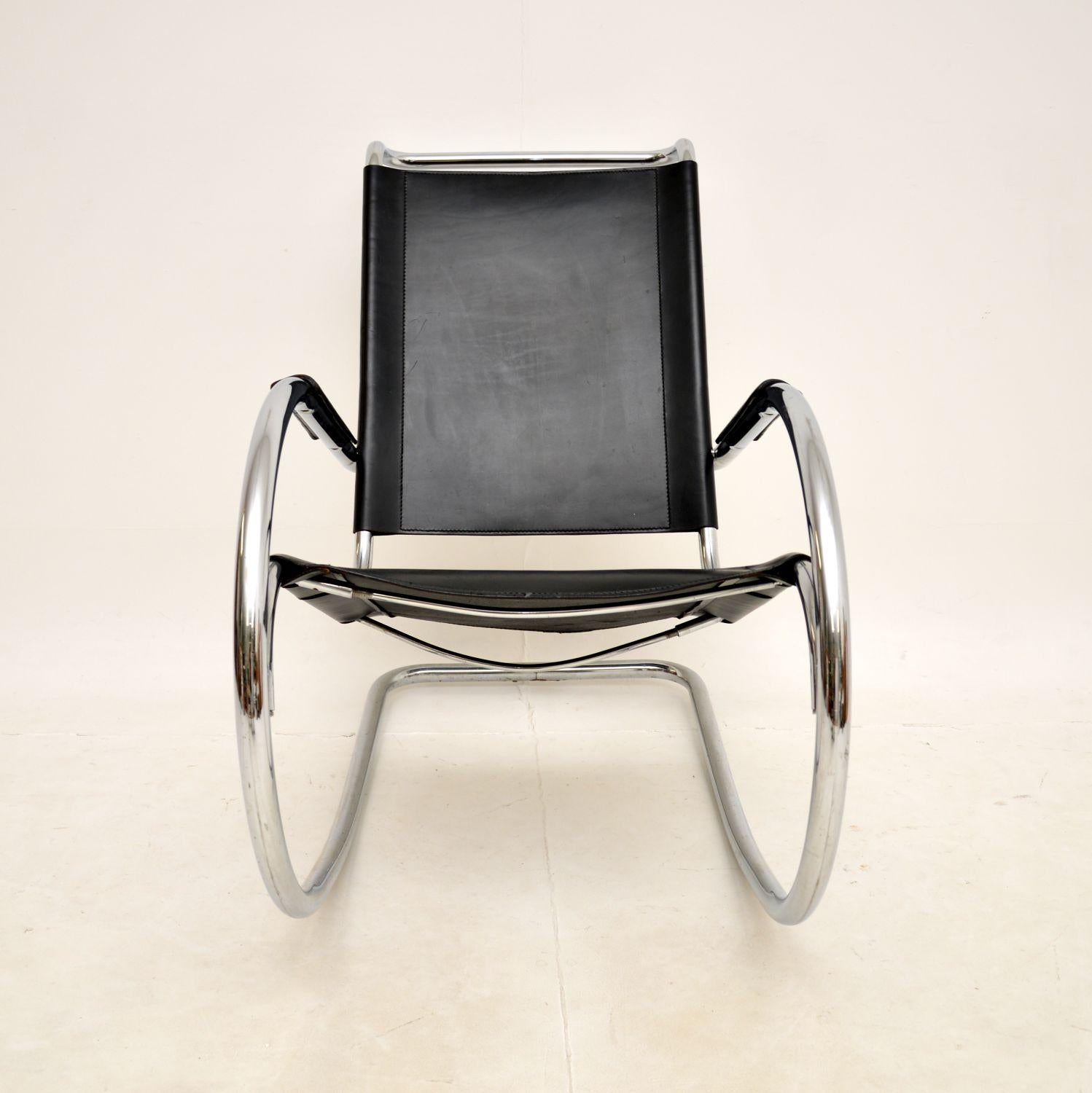 Ein stilvoller und sehr bequemer italienischer Vintage-Schaukelstuhl aus Stahl und Leder von Fasem. Es wurde in Italien hergestellt und stammt etwa aus den 1970er Jahren.

Die Qualität ist hervorragend, er hat einen sehr gut verarbeiteten