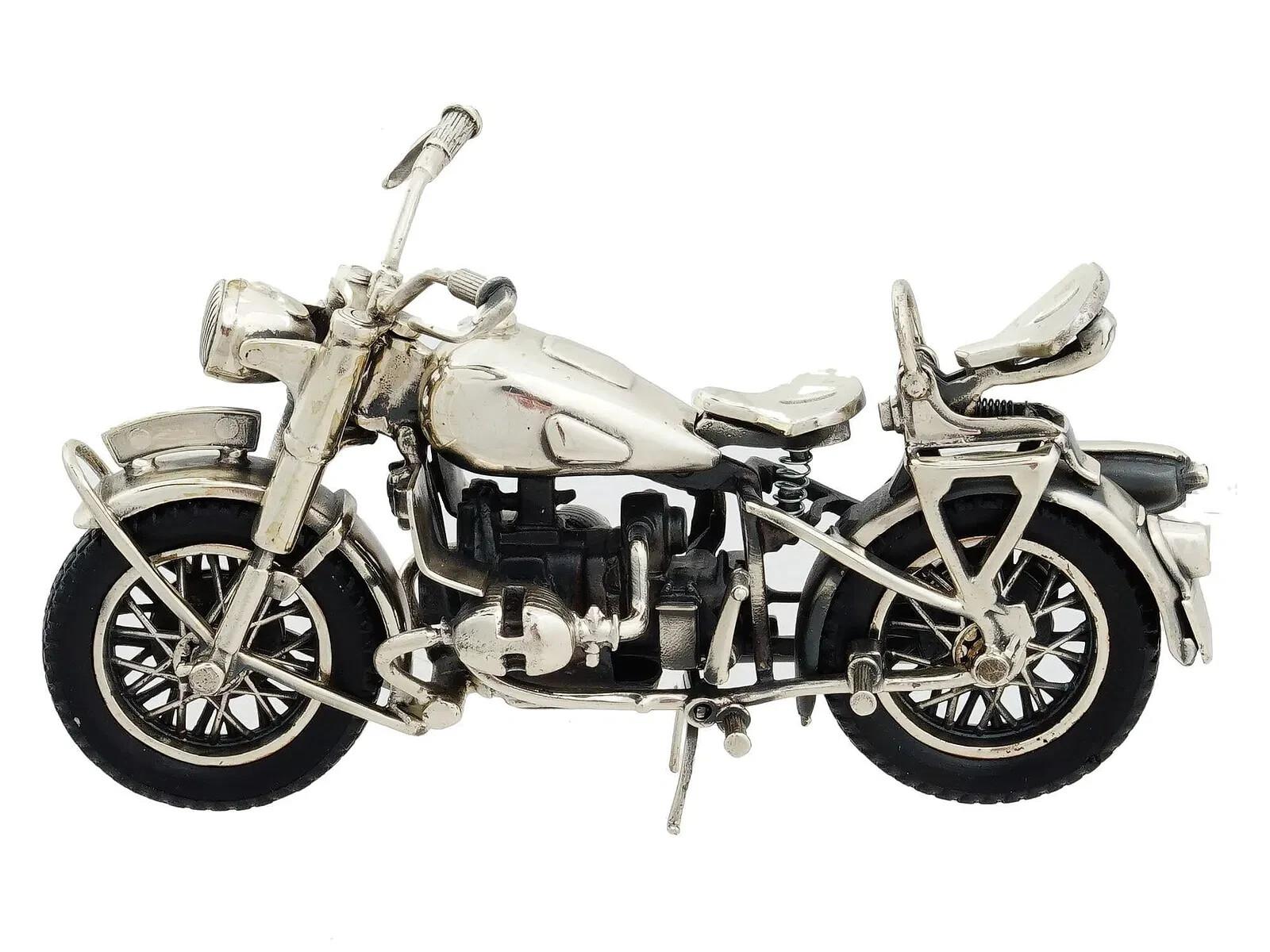 Modelo antiguo de plata de una moto, firmado en italiano  de los años 80, con piezas móviles. La detallada artesanía captura el diseño clásico de una motocicleta de época, convirtiéndola en un objeto de colección único. Maquetas de motos antiguas y