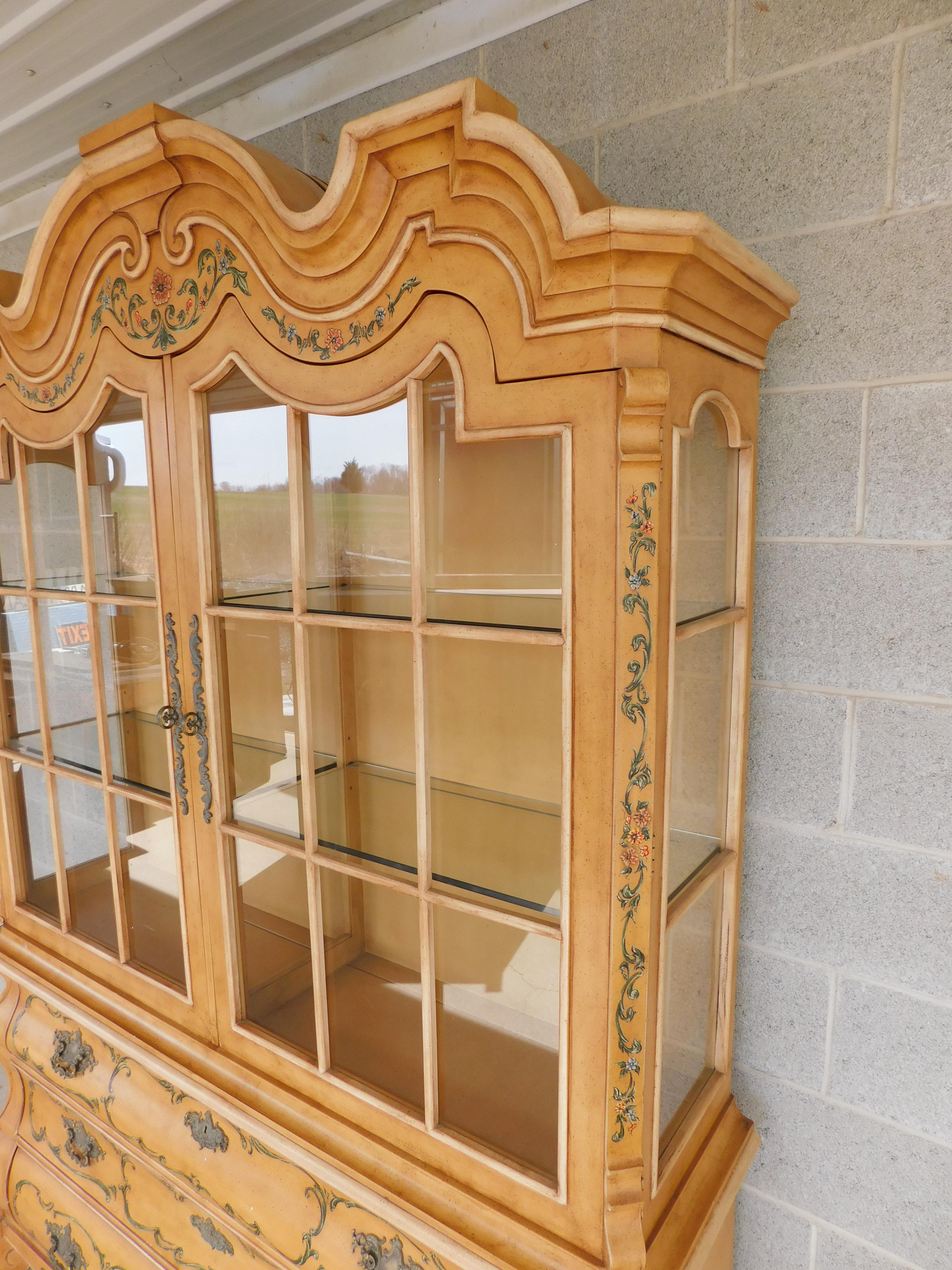 Vintage Italian Style Henredon Vienesse Collection Paint Decorated 2pc Cabinet In Good Condition For Sale In Parkesburg, PA