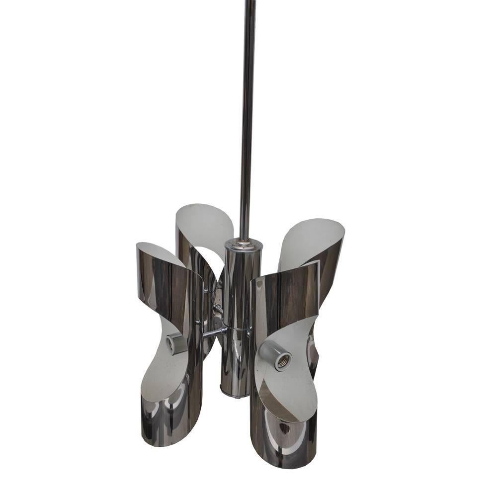 Lustre chromé vintage de style italien du milieu du siècle 'MR15346'

Luminaire chromé unique à quatre ampoules, de forme cylindrique, avec des courbes sculpturales et une longue tige pour s'adapter aux hauts plafonds et aux entrées.
Mesure :