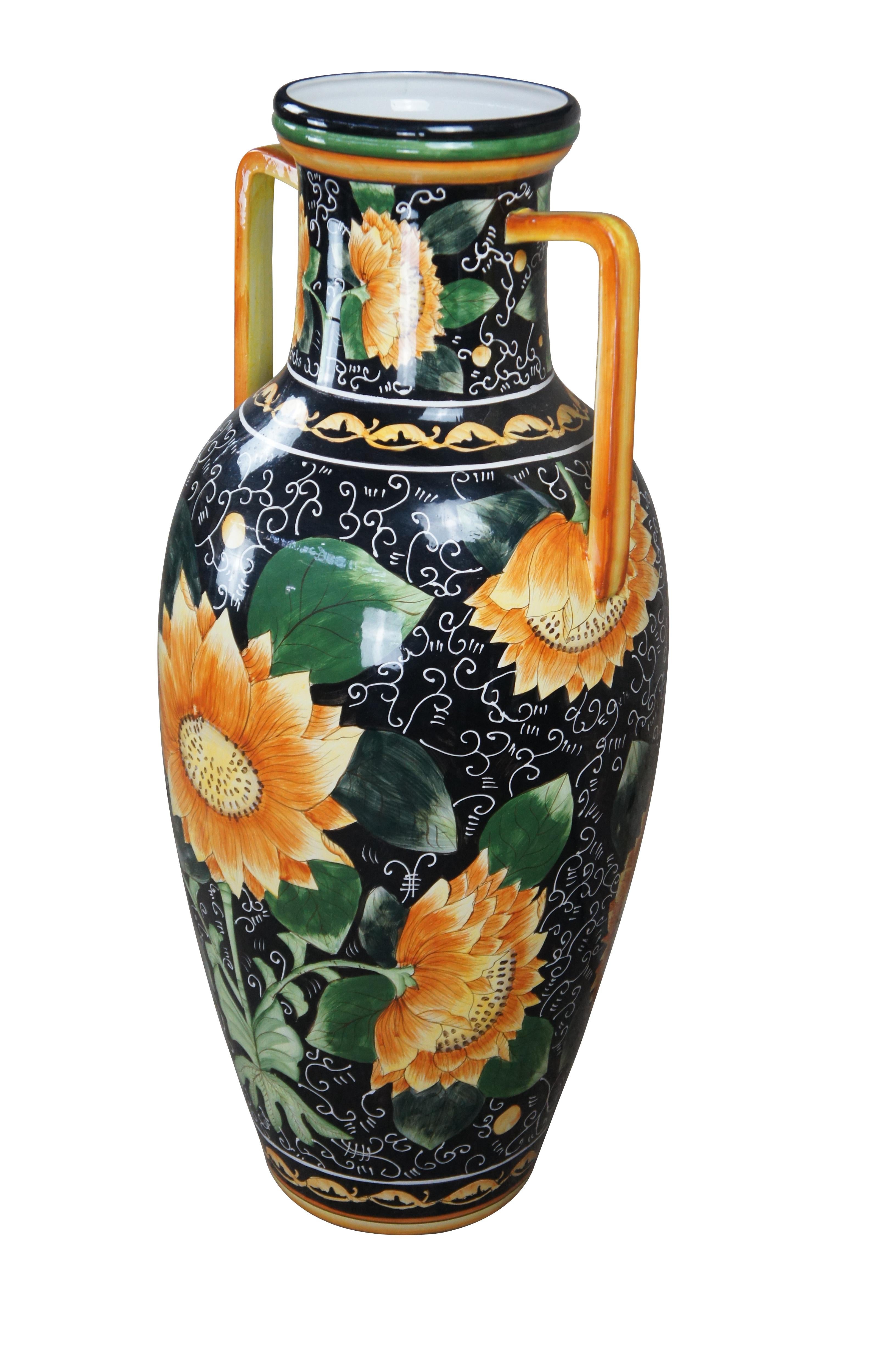 Grand vase de sol ou urne vintage de style italien.  En porcelaine, avec un motif de tournesol sur fond noir et de grandes poignées. 

Dimensions :
18.5