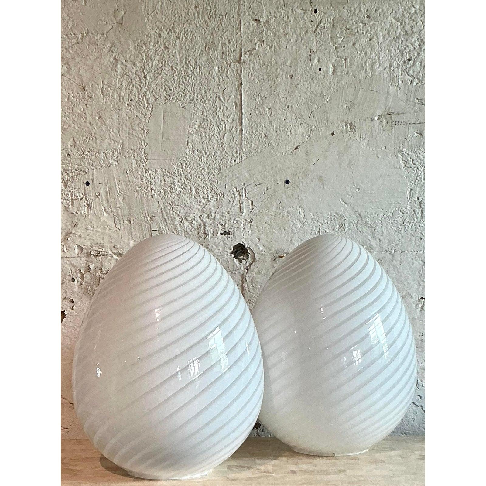 Pareja de Lámparas de Huevo de Cristal Remolino Vintage Italianas de Murano Regencia de Hollywood en venta