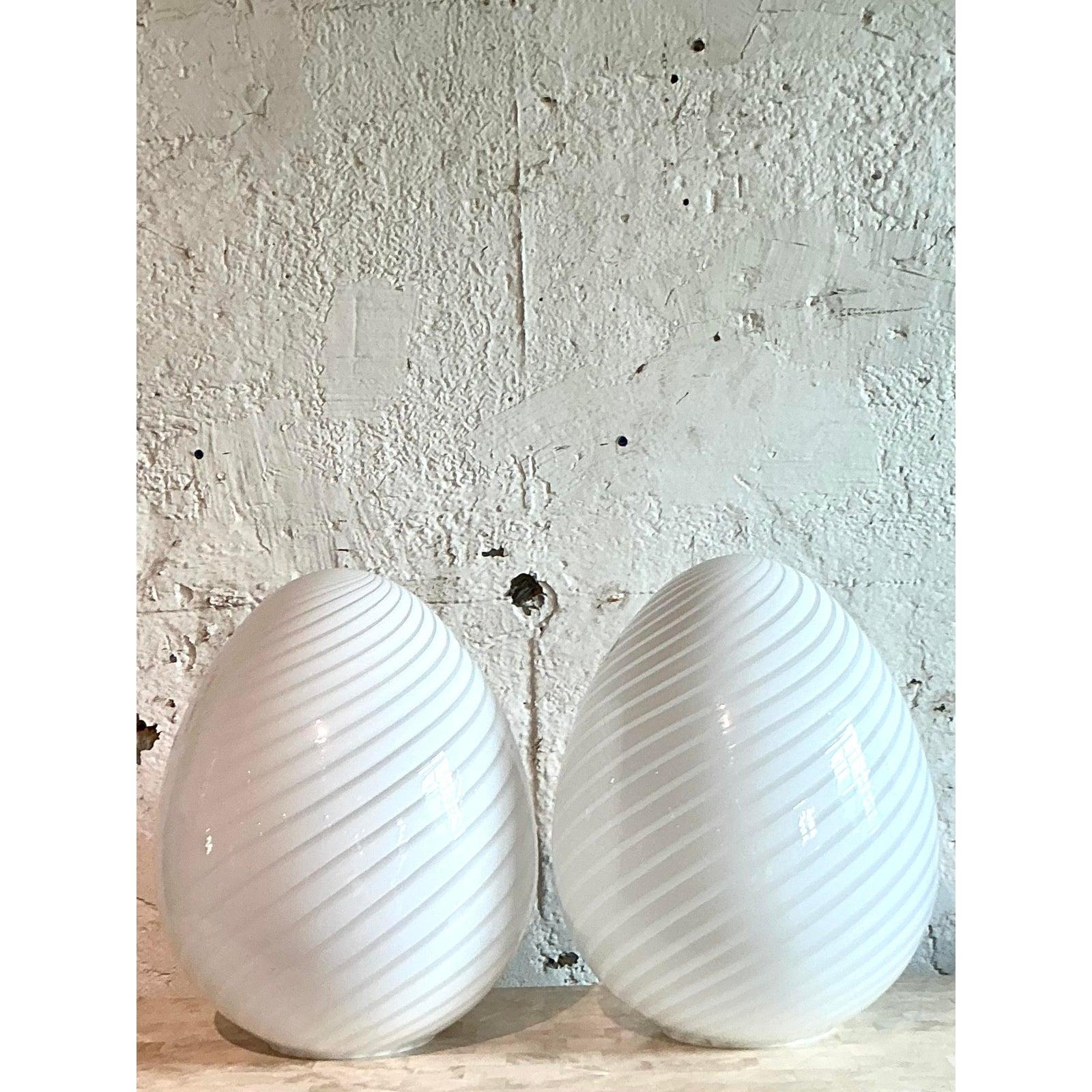 Pareja de Lámparas de Huevo de Cristal Remolino Vintage Italianas de Murano en Bueno estado para la venta en West Palm Beach, FL