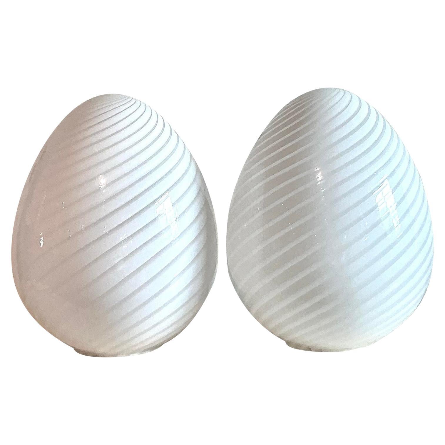 Pareja de Lámparas de Huevo de Cristal Remolino Vintage Italianas de Murano en venta