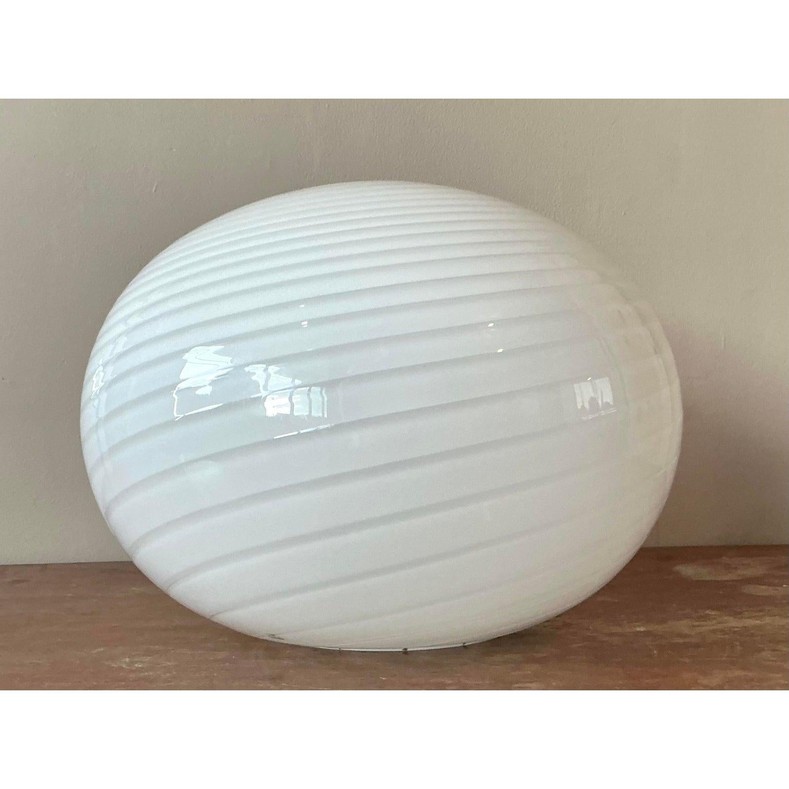 Vintage Italian Swirl Glass Lamp After Murano Moderno de mediados de siglo en venta