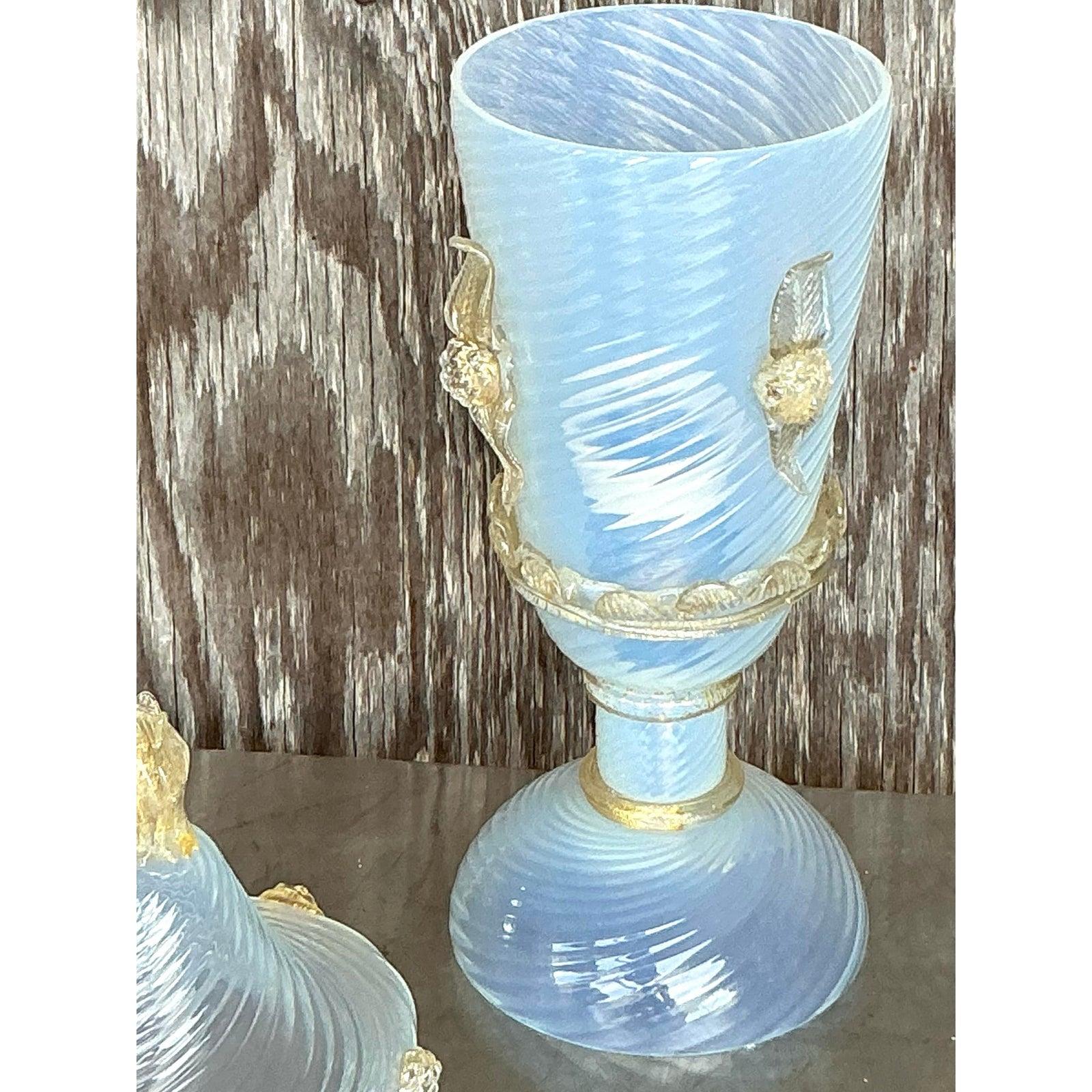 Verleihen Sie Ihrem Raum den Charme der alten Welt und handwerkliche Schönheit mit dieser exquisiten italienischen Vintage-Glaslampe, die im Stil der Murano-Glaskunst entworfen wurde. Das Stück besticht durch ein opalisierendes Wirbelmuster mit
