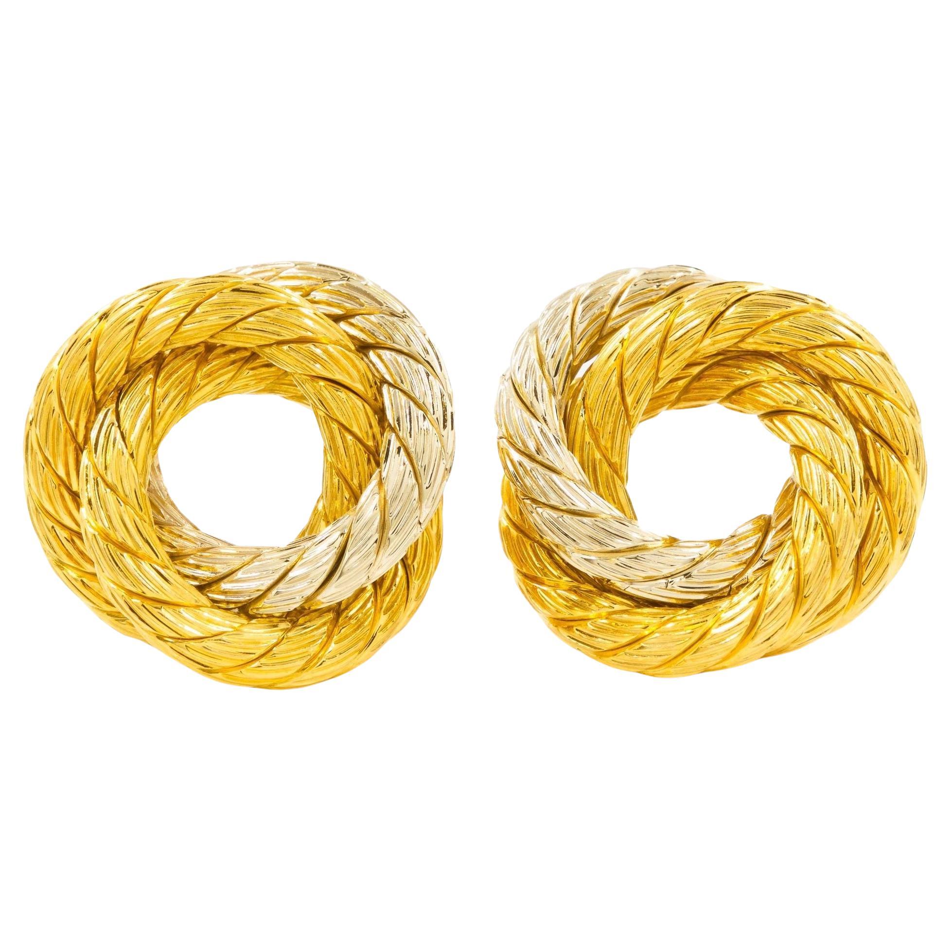 Italienische wirbelnde und gewebte Ohrringe aus 18k Gold im Angebot