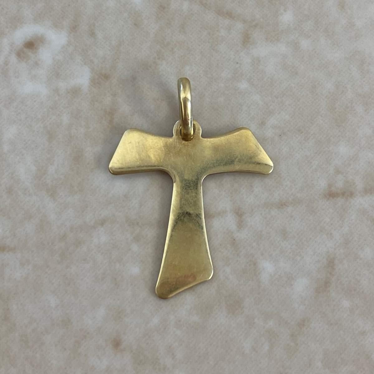 Questo squisito ciondolo vintage italiano è la testimonianza di un artigianato raffinato e di un design senza tempo. Realizzato a mano in oro giallo 18 carati, il pezzo presenta una sorprendente silhouette a forma di T, che bilancia la semplicità