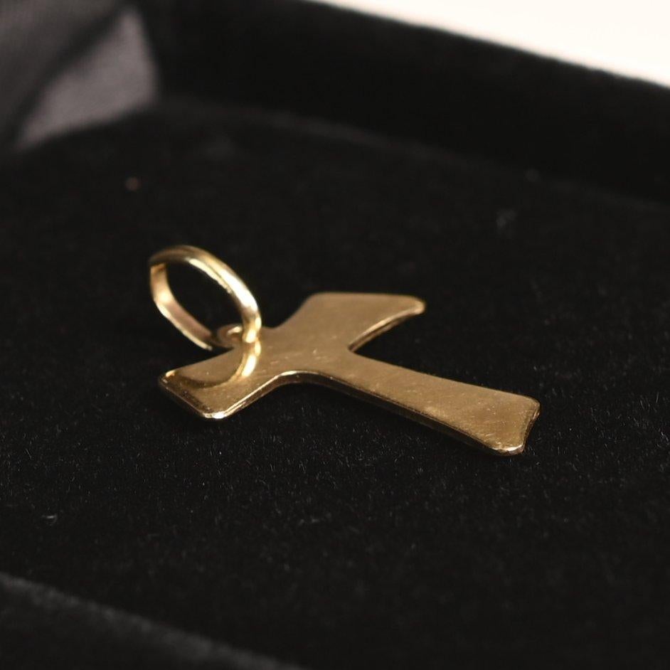Italienischer Vintage-Anhänger im T-Design, 18 Karat Gelbgold im Zustand „Hervorragend“ im Angebot in New York, NY