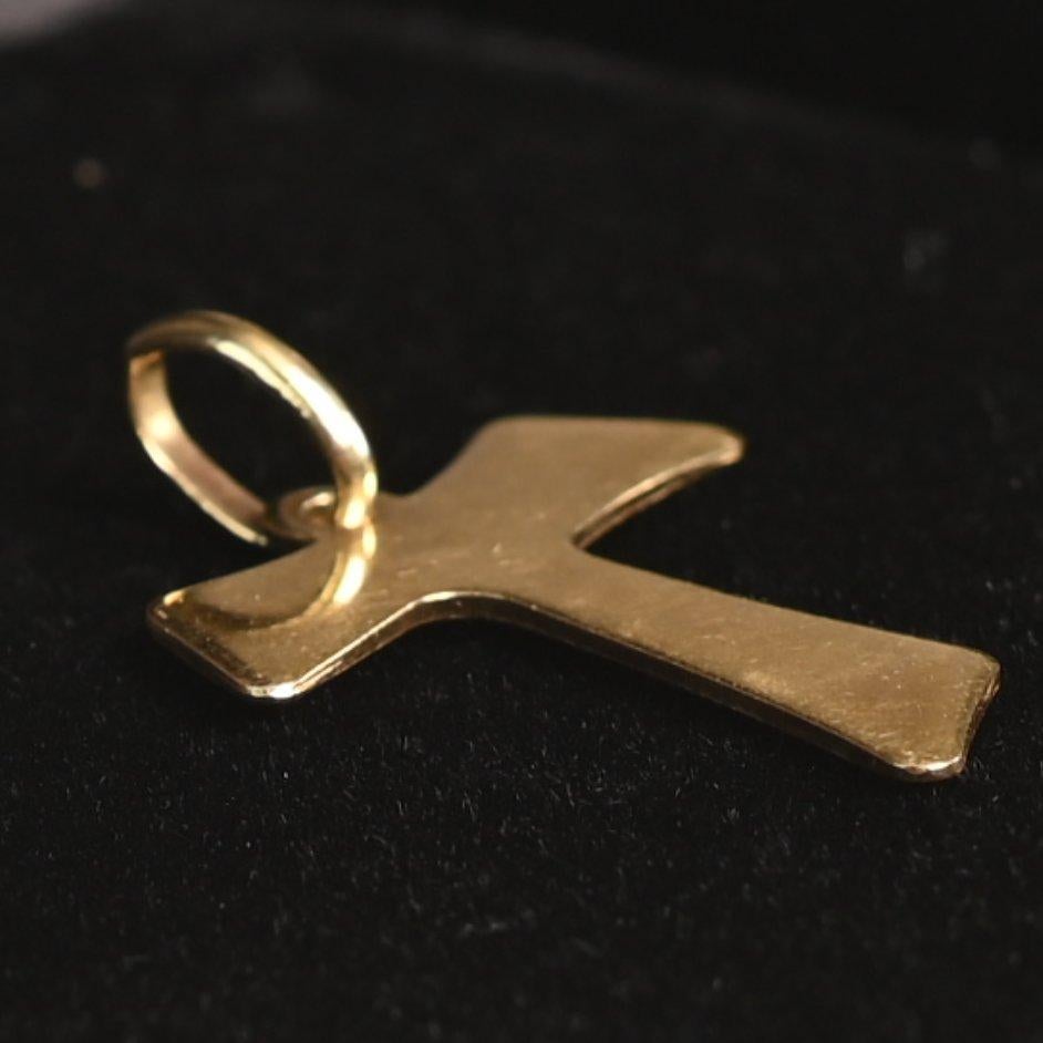 Italienischer Vintage-Anhänger im T-Design, 18 Karat Gelbgold für Damen oder Herren im Angebot