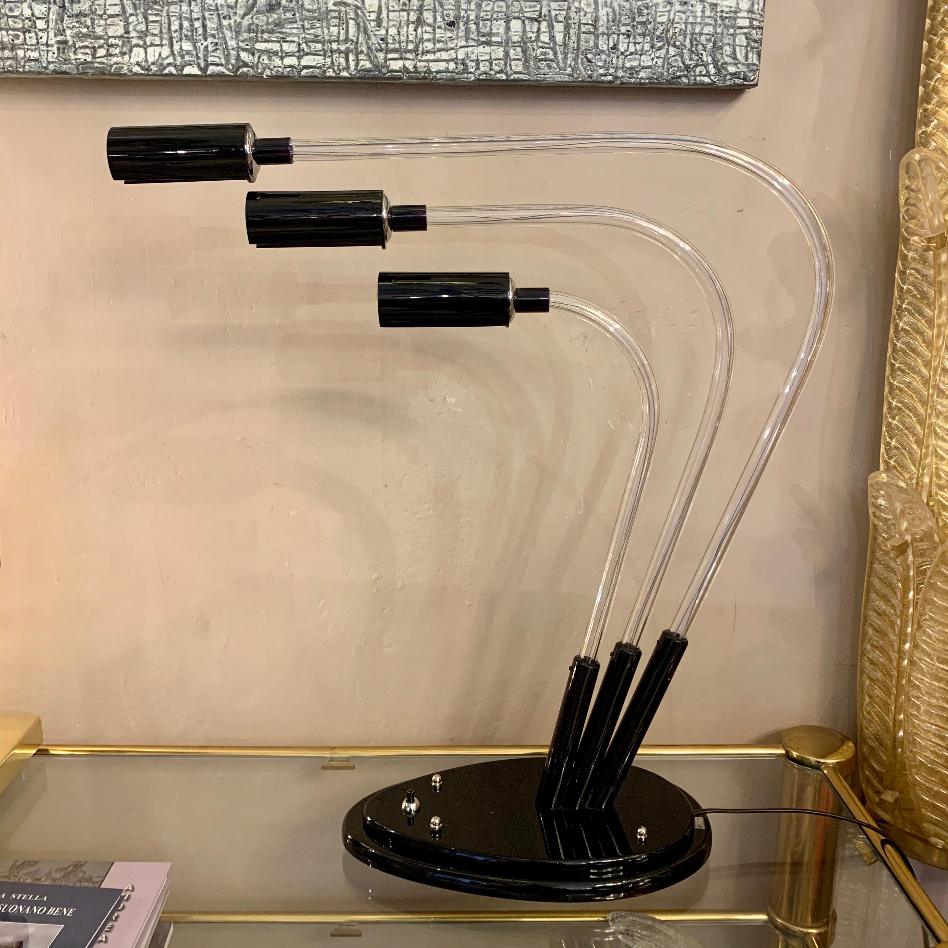 Vintage Italian design table lamp in black and clear plexiglass, oval base.
The electrical system has been redone with three led lights.