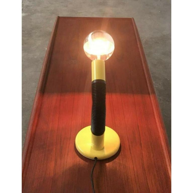 Lámparas de mesa Targetti Sankey de la Era Espacial en un color especialmente raro.

El cabezal de la luminaria es móvil a través de la parte central flexible de la luz. En el extremo, se asienta un simple asiento E27. De este modo, el cabezal de la