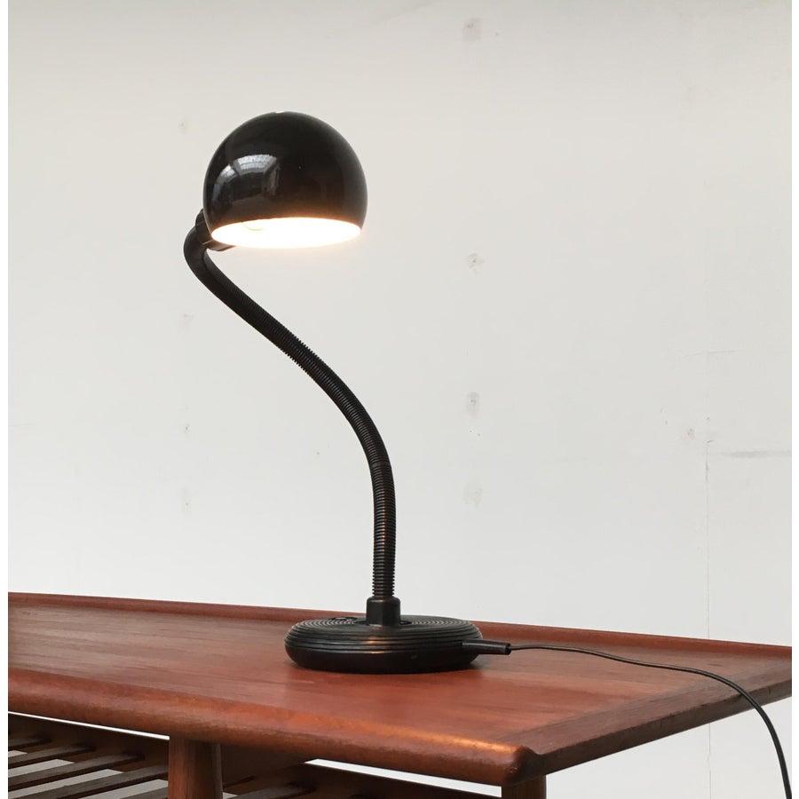 La Valenti Hebi del designer giapponese Isao Hosoe nella versione lampada da tavolo.

Un classico di Valenti degli anni '70. La lampada può essere regolata tramite il caratteristico braccio del tubo flessibile in quasi tutte le posizioni. Il