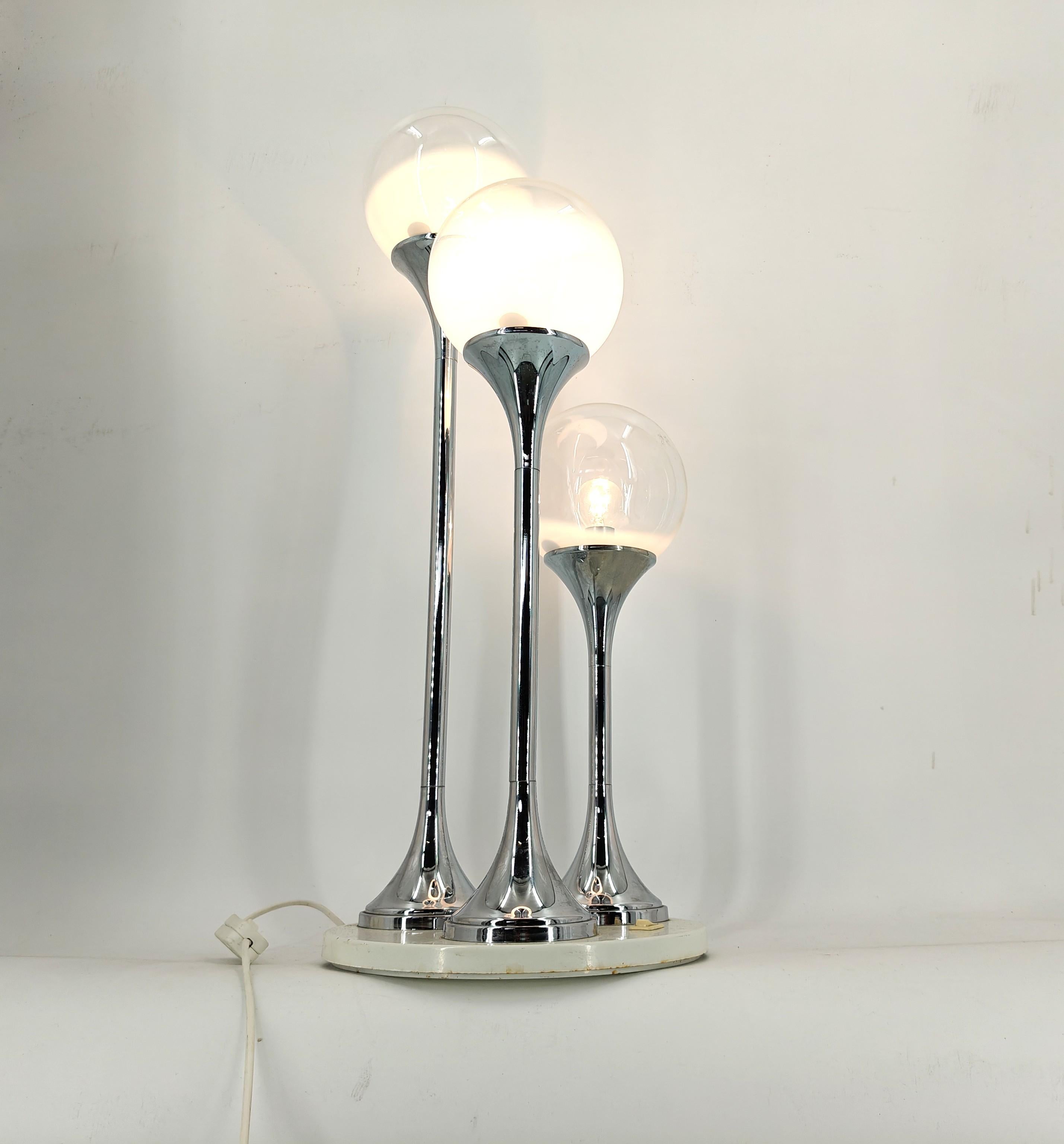 
Lámpara de mesa vintage de Targetti Sankey con globos de cristal parcialmente esmerilado, varillas cromadas y base de metal blanco.

Gracias a los globos parcialmente esmerilados, la luz queda muy bien difuminada.

años 70 - Italia

Probado y listo