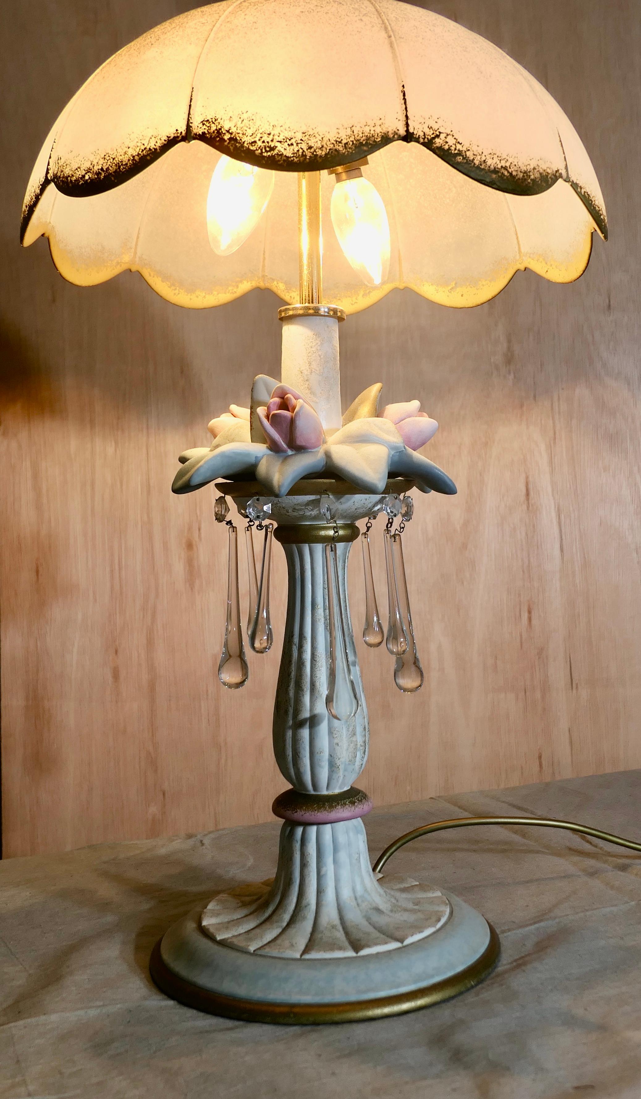 Vintage Italian Lamp in porcellana e vetro
Realizzata in porcellana e vetro con lustri di cristallo, questa splendida lampada di grandi dimensioni presenta una tavolozza di colori pastello, splendidamente rifinita con decorazioni in polvere