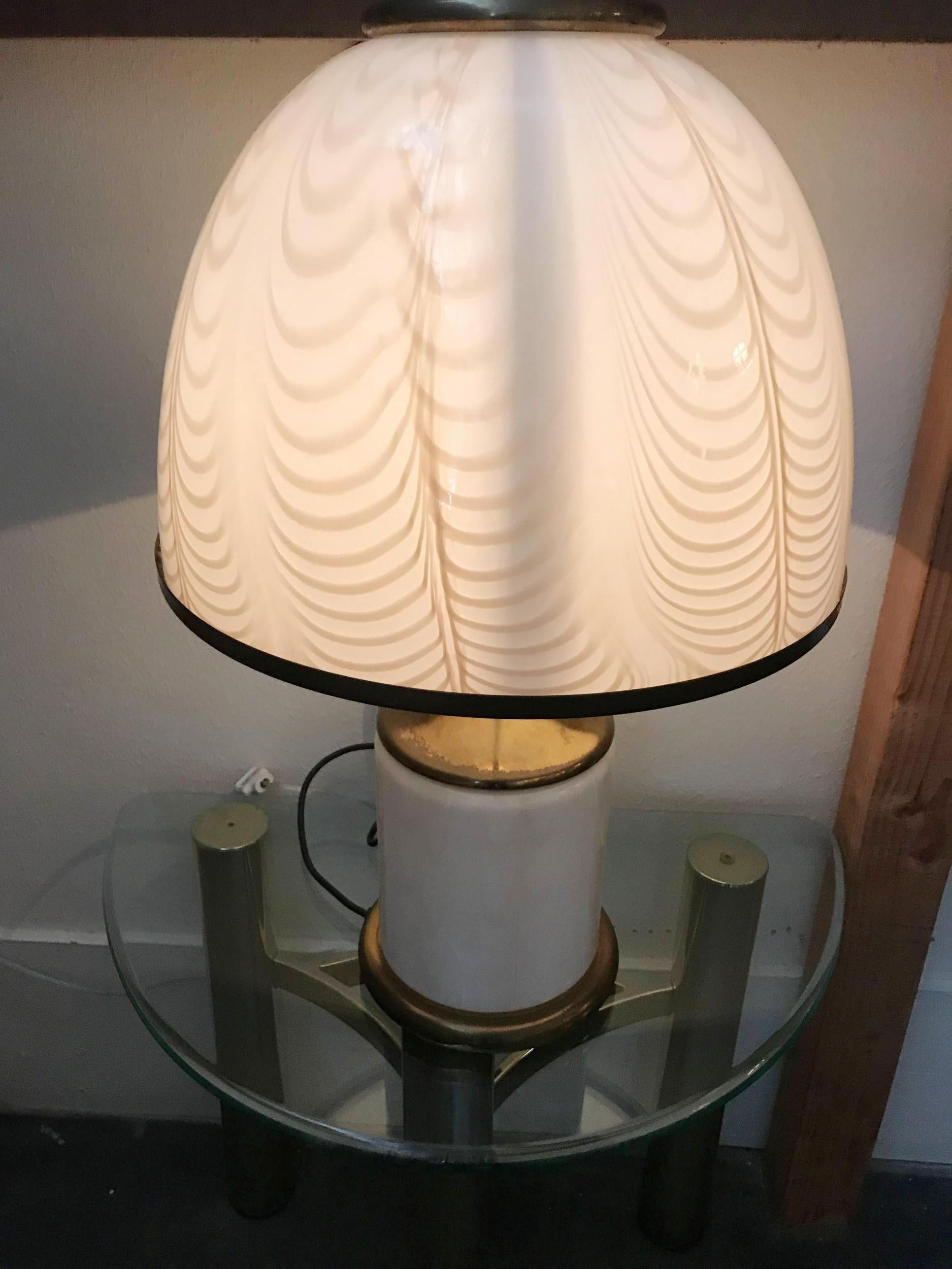Vintage Italian Table Lamp w/ Cream Murano Glass by F. Fabbian for Mazzega, 1970 In Good Condition For Sale In Los Angeles, CA