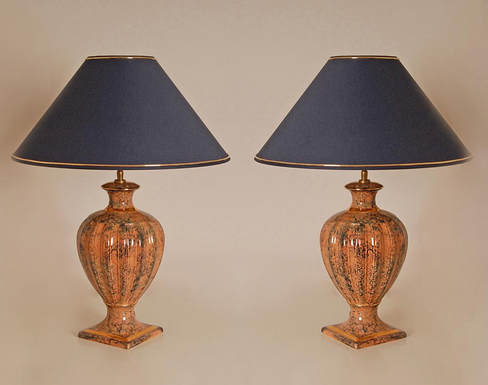 Mid-Century Modern Vintage Italian Lampes de Table Céramique Faux Marbre Rose Bleu Or - Une Paire en vente