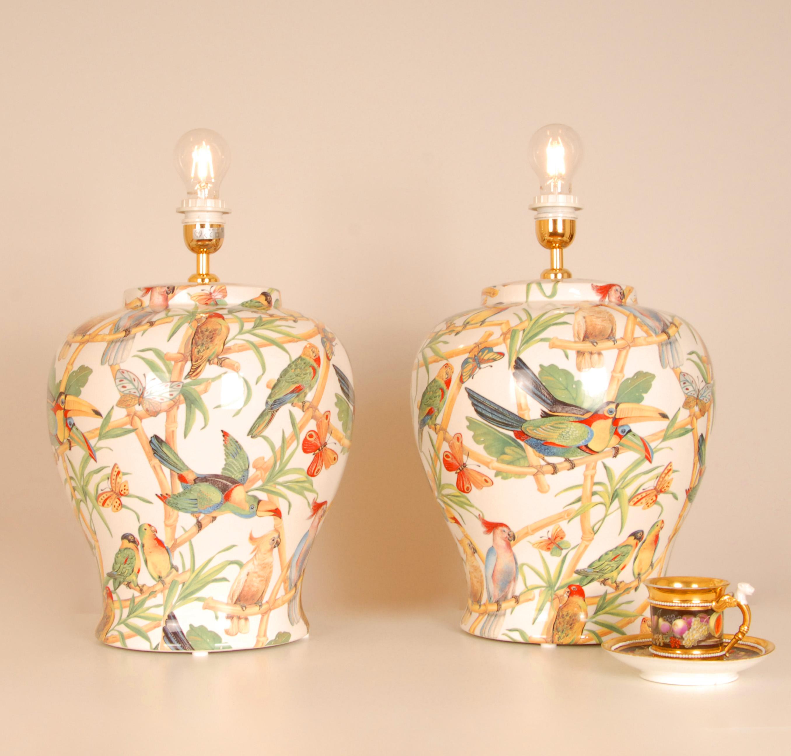 Vintage groß Italienisch Keramik Porzellan Vase Tischlampen
MATERIAL: Keramik, Porzellan, Stoff
Stil: Vintage, Modernistisch, Orientalisch, Italienisch, Modern, Mid Century,
Design/One: Nach dem Vorbild von Capodimonte, Italien, Manifacture