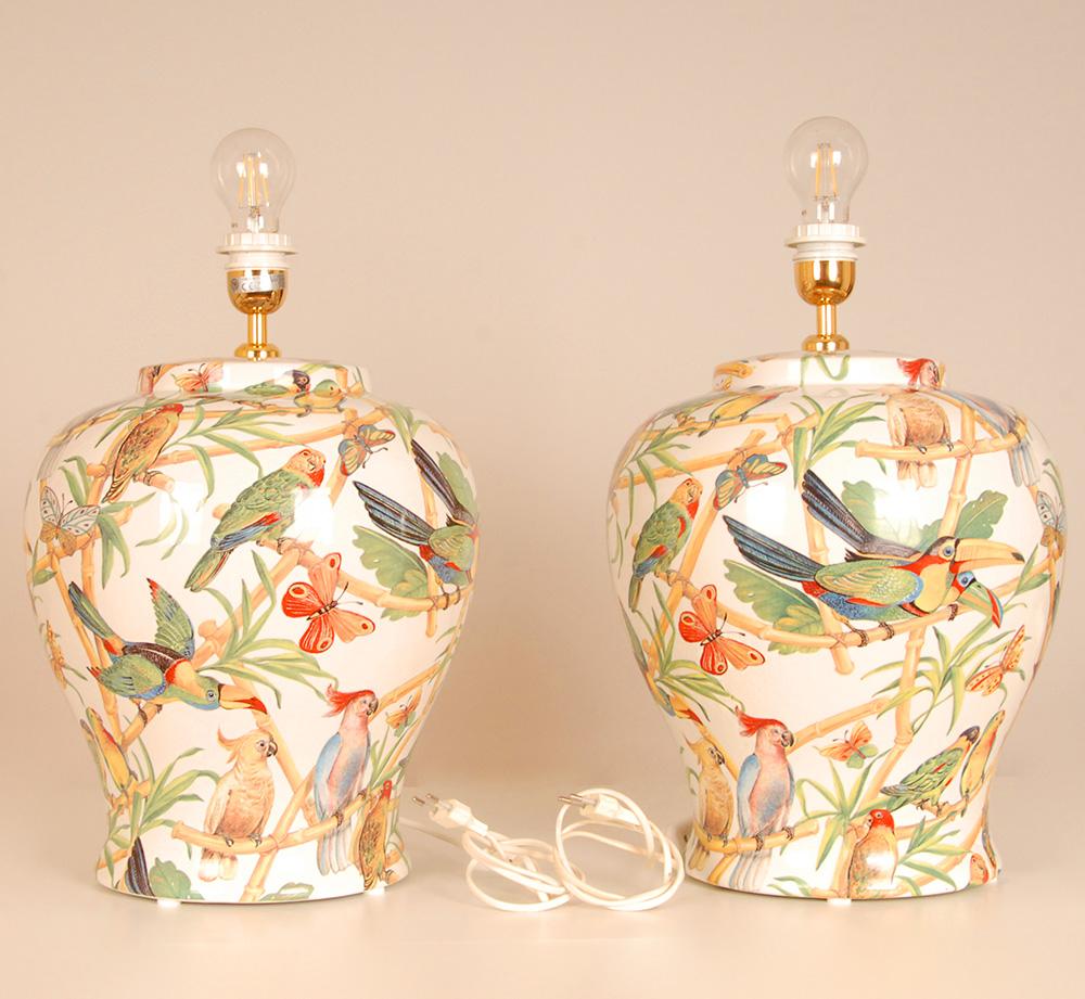 Italienische Vintage-Tischlampen, Keramik mit Papageien, große Porzellanvasen-Lampen, Paar (Moderne der Mitte des Jahrhunderts) im Angebot