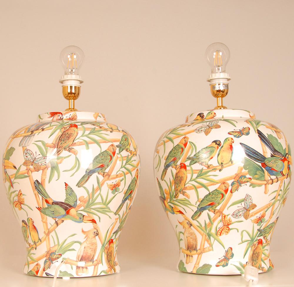 Italienische Vintage-Tischlampen, Keramik mit Papageien, große Porzellanvasen-Lampen, Paar im Zustand „Gut“ im Angebot in Wommelgem, VAN