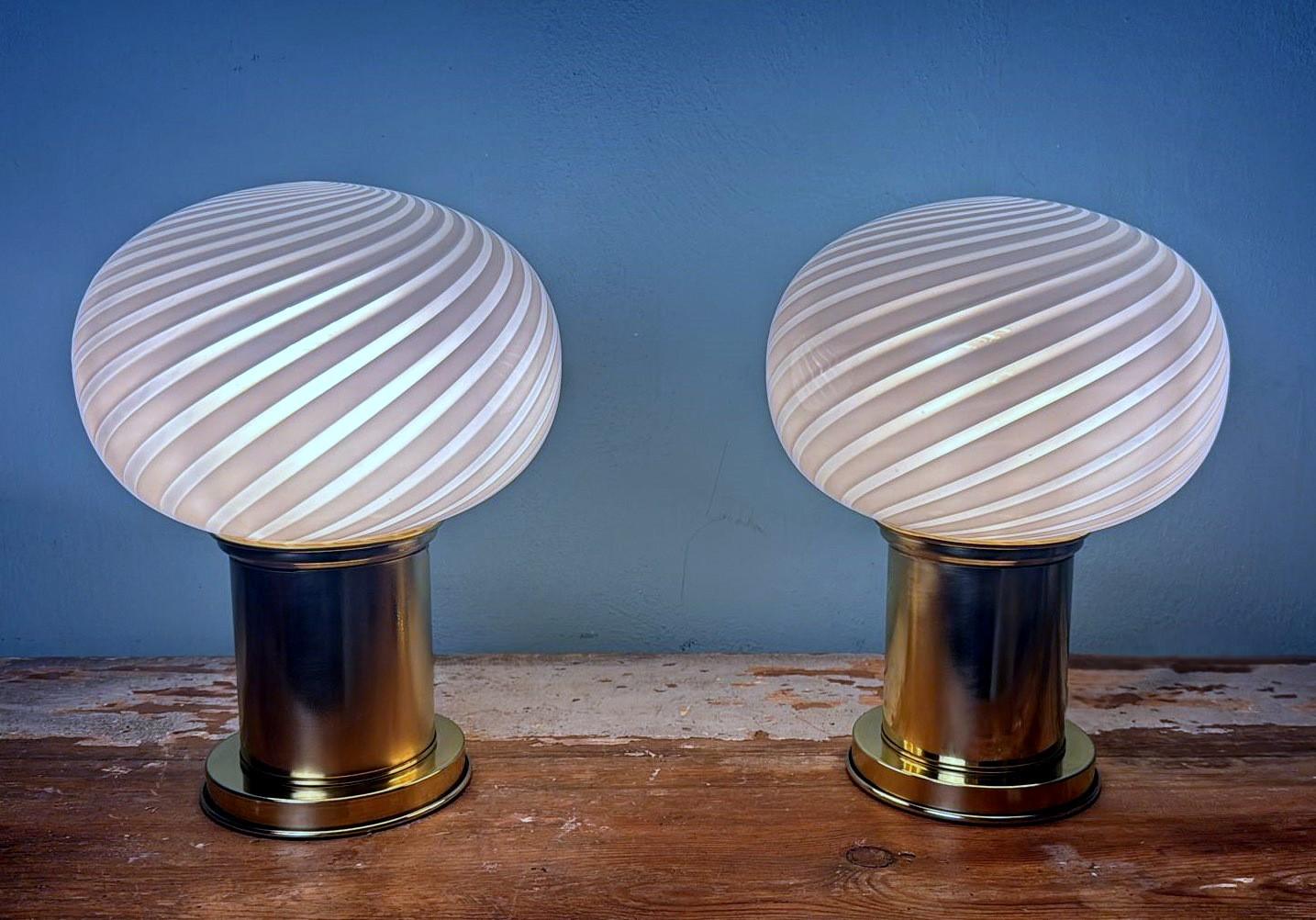 Lámparas de Mesa Vintage Italianas Con Base de Latón y Esfera de Cristal de Murano en venta 3