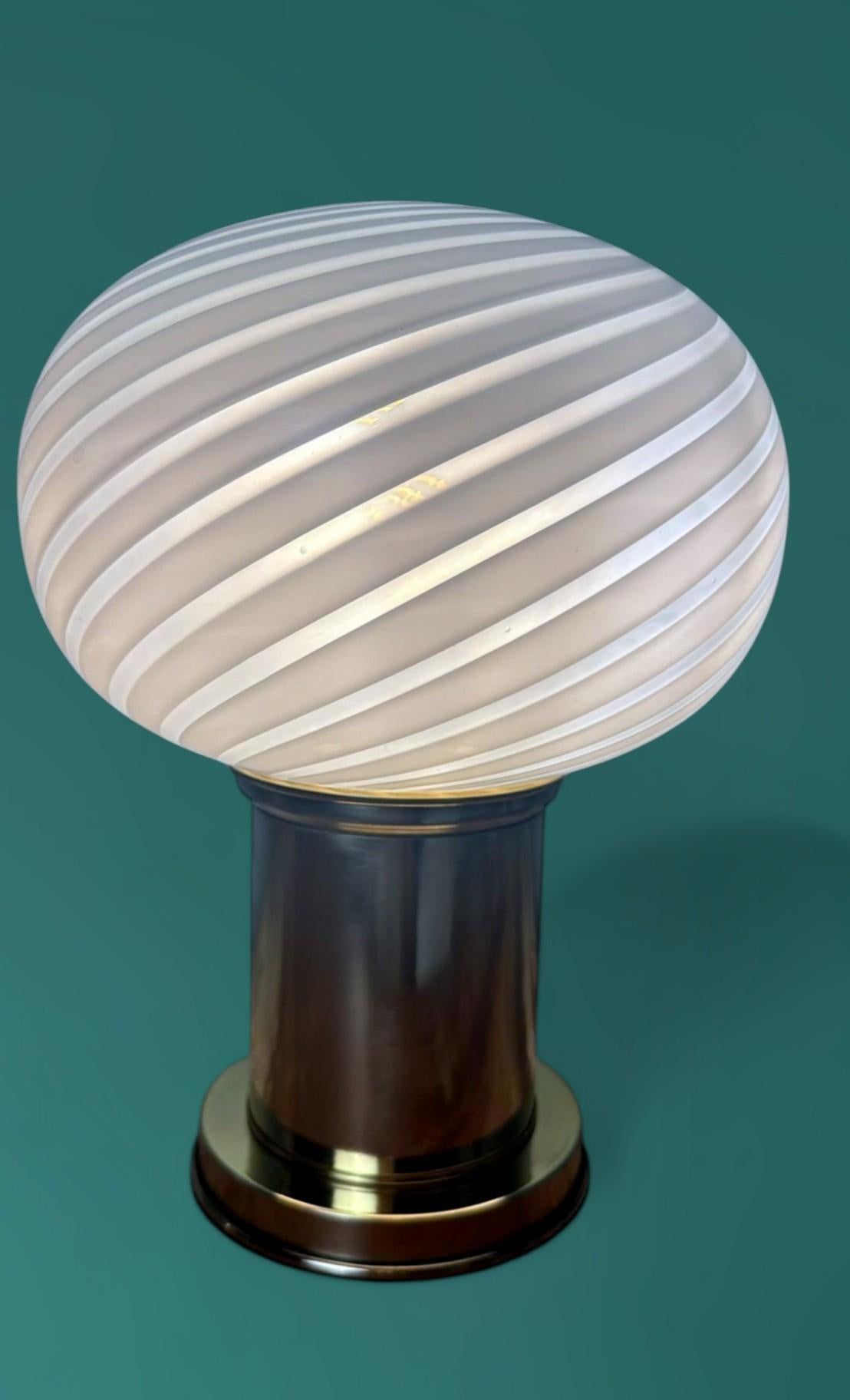 Lámparas de Mesa Vintage Italianas Con Base de Latón y Esfera de Cristal de Murano en venta 4