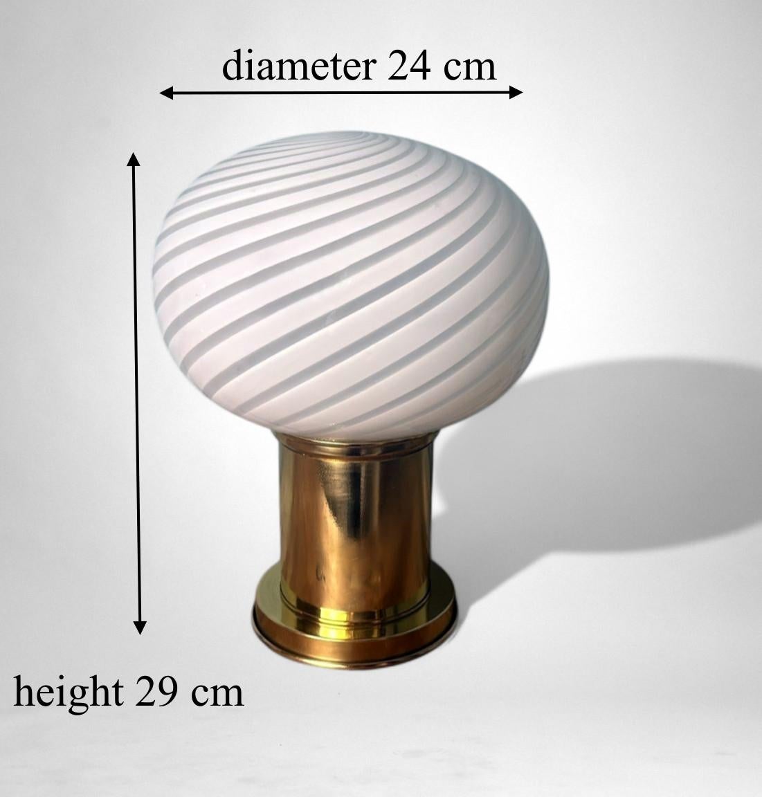 Lámparas de Mesa Vintage Italianas Con Base de Latón y Esfera de Cristal de Murano en venta 12