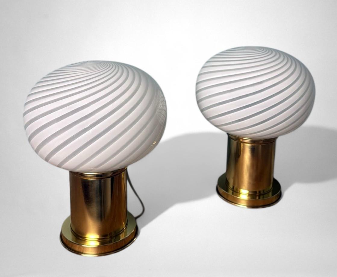 Lámparas de Mesa Vintage Italianas Con Base de Latón y Esfera de Cristal de Murano Moderno en venta