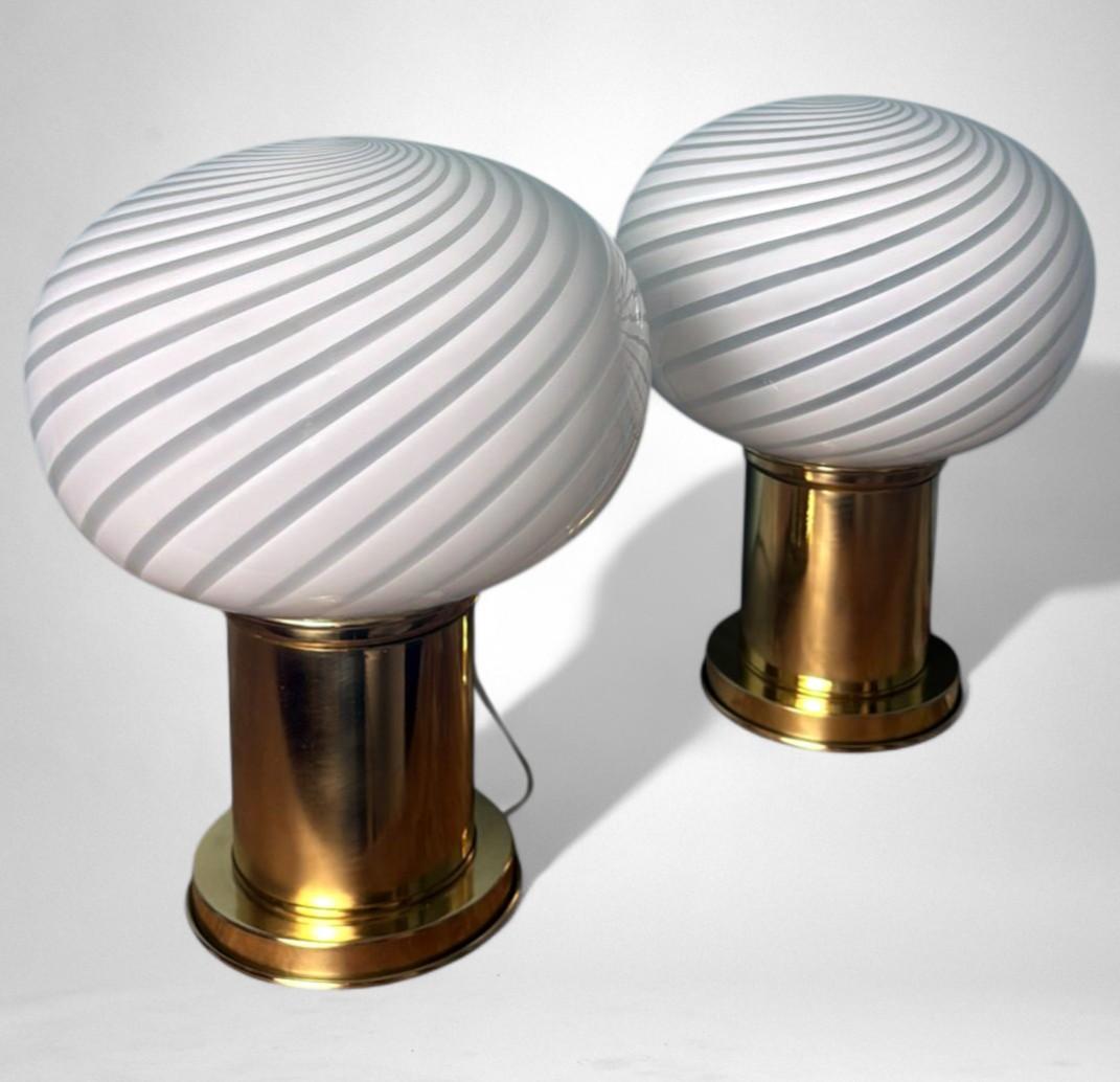 Lámparas de Mesa Vintage Italianas Con Base de Latón y Esfera de Cristal de Murano Italiano en venta