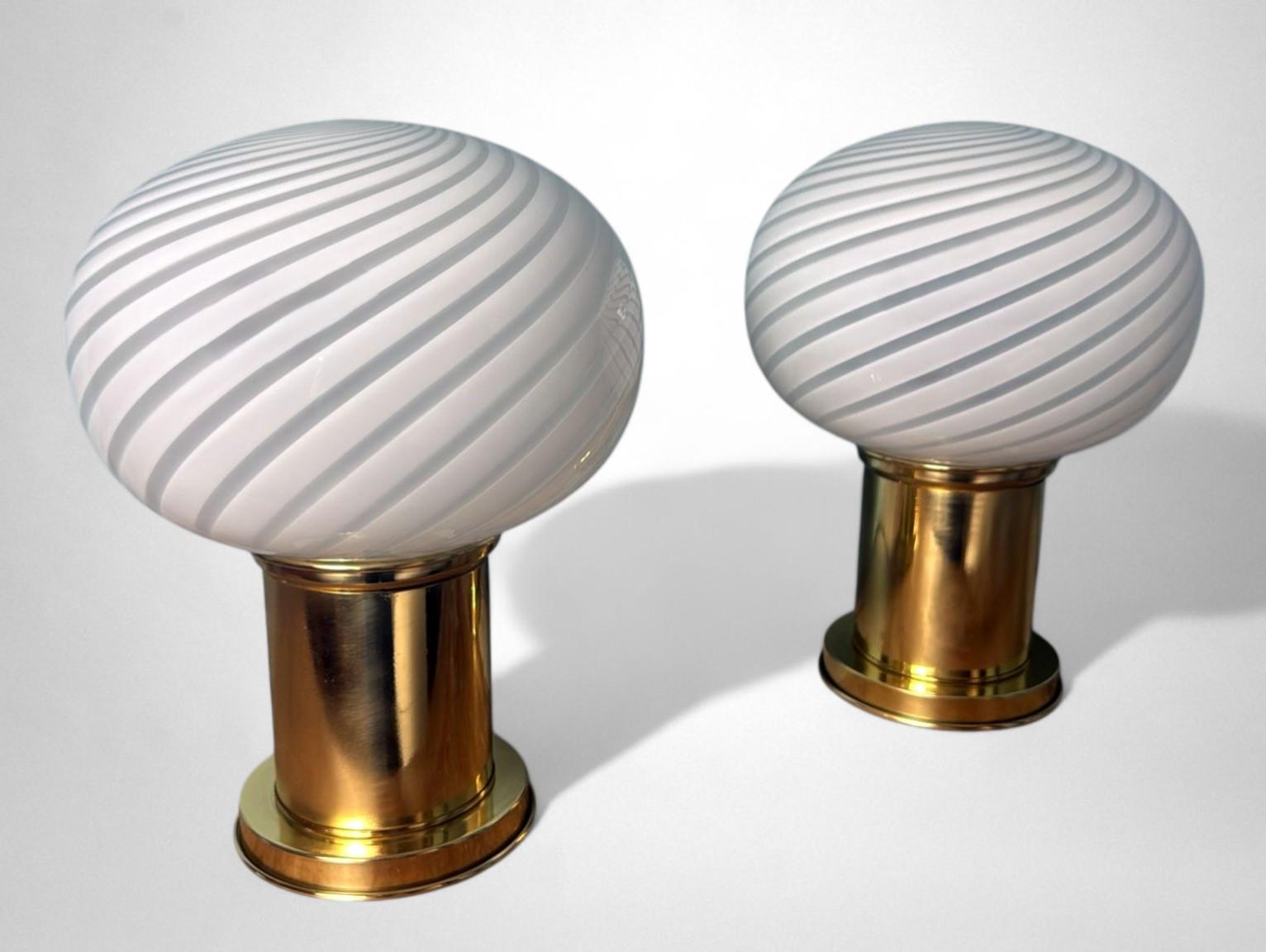 Lámparas de Mesa Vintage Italianas Con Base de Latón y Esfera de Cristal de Murano Pulido en venta