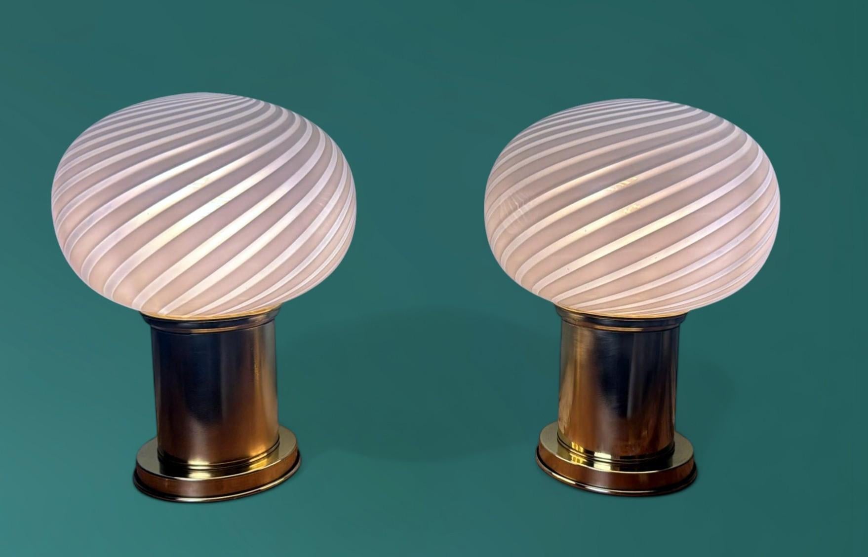 Lámparas de Mesa Vintage Italianas Con Base de Latón y Esfera de Cristal de Murano en venta 1