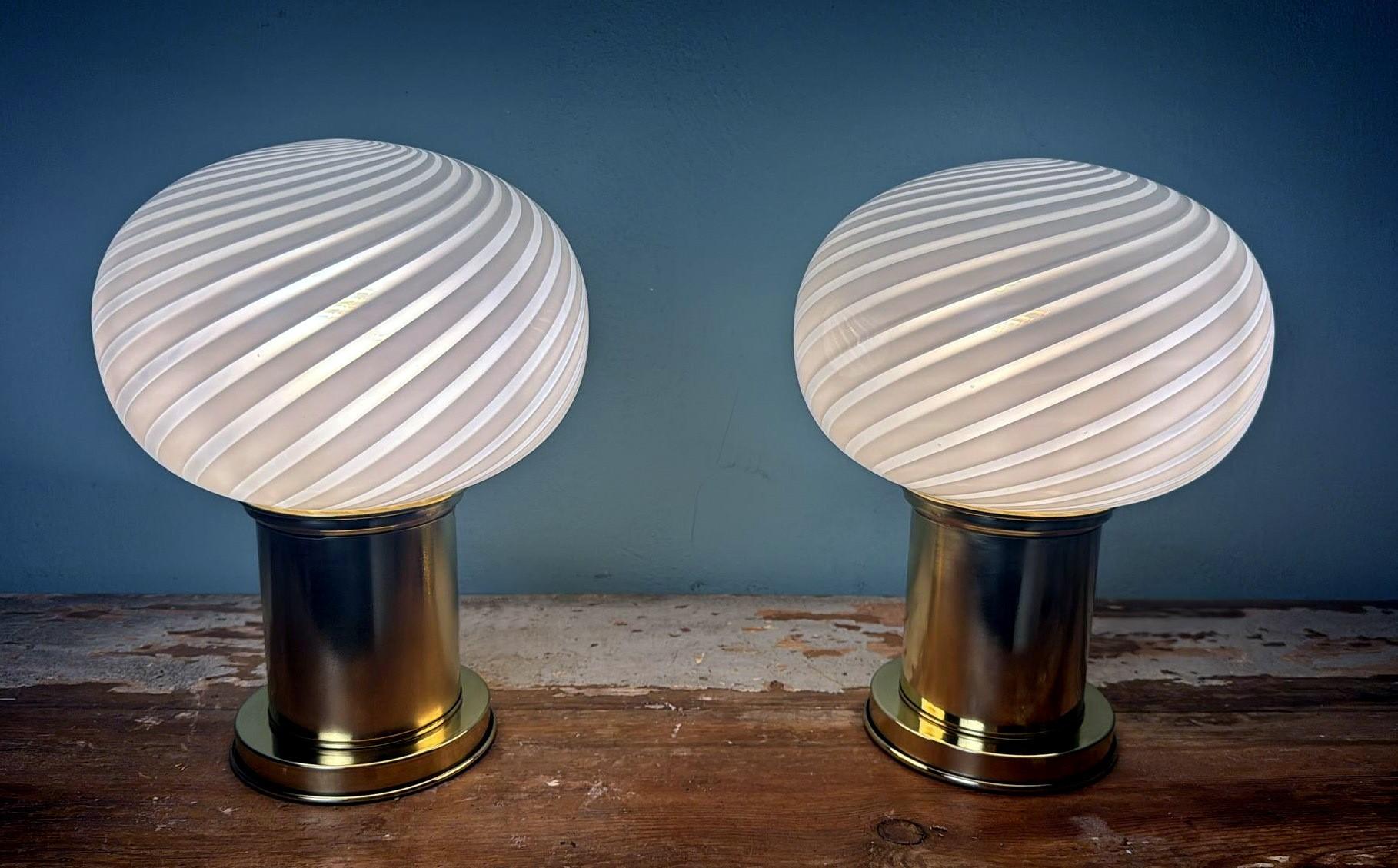 Lámparas de Mesa Vintage Italianas Con Base de Latón y Esfera de Cristal de Murano en venta 2
